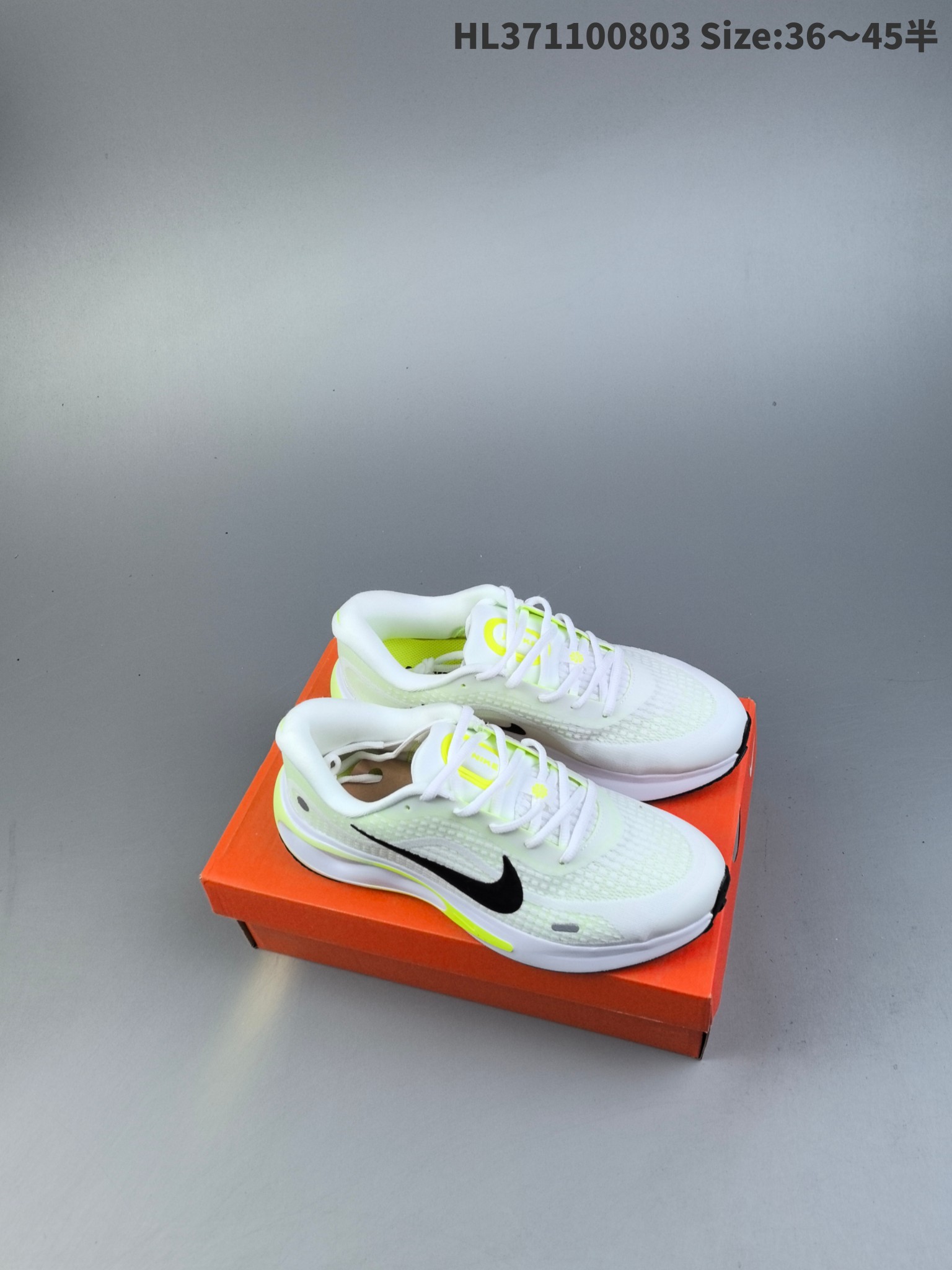 集合二💰160
Nike Journey Run 耐克 低帮 灰银 旅程慢跑系列低邦轻质缓震休闲运动公路跑步鞋 鞋款整体以灰色为主色，侧身银色Swoosh Logo为点缀，搭载柔软厚实的ComfiRideth泡绵缓震配置，助你征服充满挑战的路面，大步流星，微笑前行。该鞋款舒适非凡，让你爱不释脚。
货号：FN0228-103
编码：HL371100803 Size:36～45半