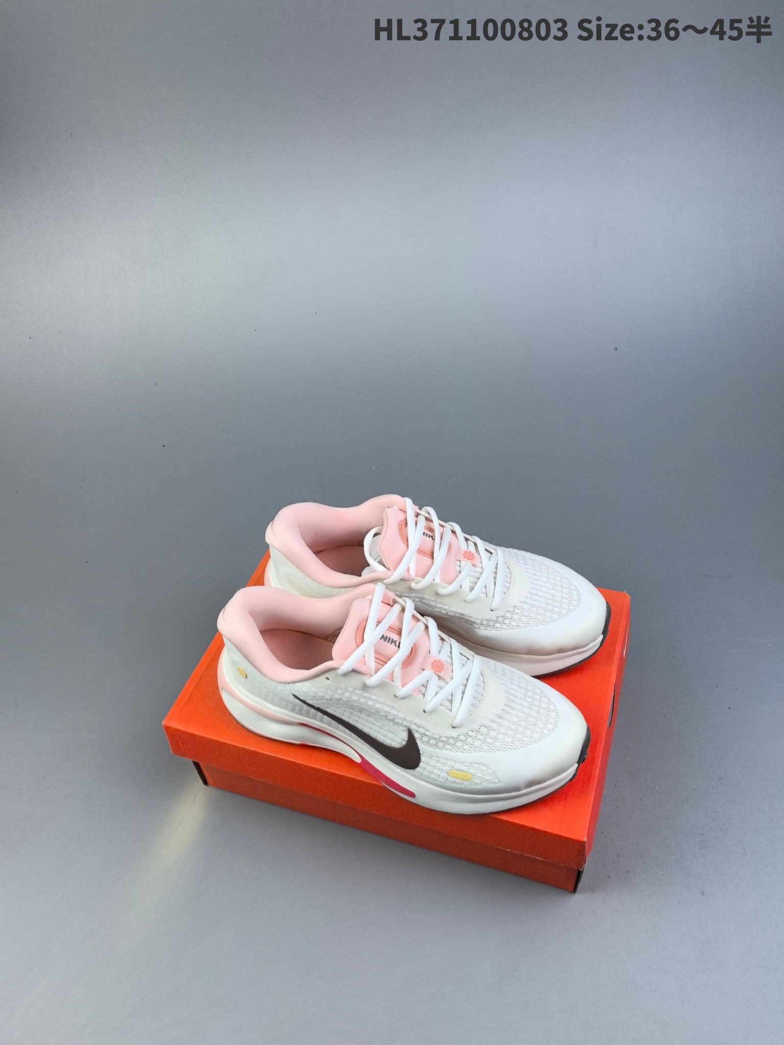 集合二💰160
Nike Journey Run 耐克 低帮 灰银 旅程慢跑系列低邦轻质缓震休闲运动公路跑步鞋 鞋款整体以灰色为主色，侧身银色Swoosh Logo为点缀，搭载柔软厚实的ComfiRideth泡绵缓震配置，助你征服充满挑战的路面，大步流星，微笑前行。该鞋款舒适非凡，让你爱不释脚。
货号：FN0228-103
编码：HL371100803 Size:36～45半