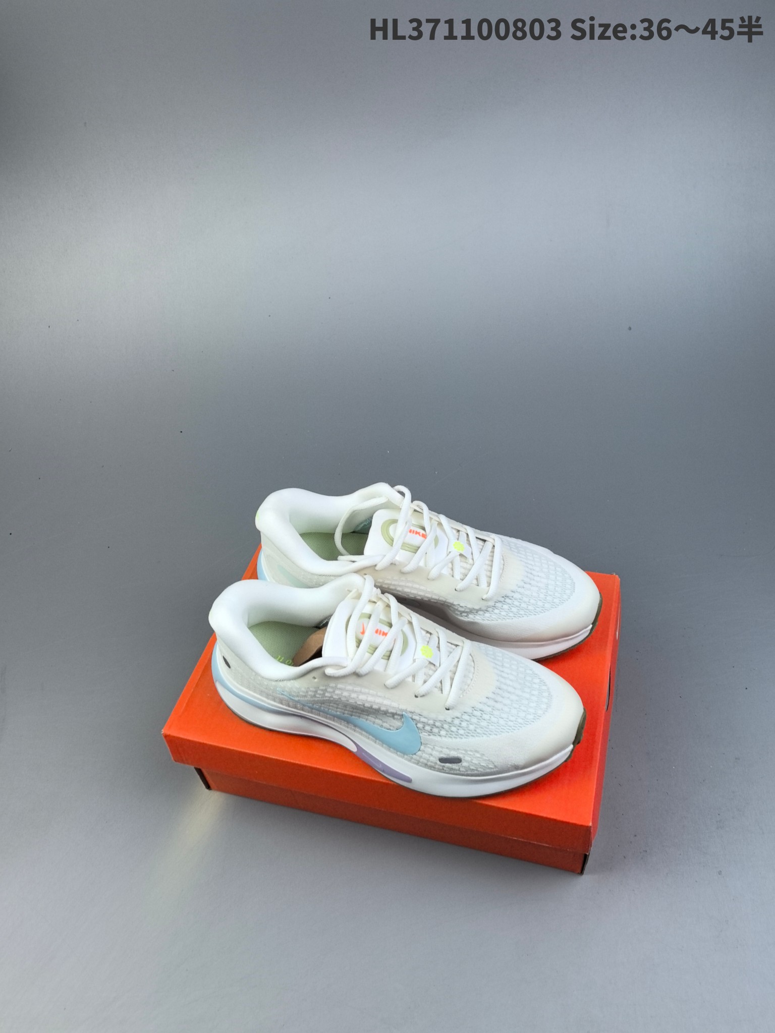 集合二💰160
Nike Journey Run 耐克 低帮 灰银 旅程慢跑系列低邦轻质缓震休闲运动公路跑步鞋 鞋款整体以灰色为主色，侧身银色Swoosh Logo为点缀，搭载柔软厚实的ComfiRideth泡绵缓震配置，助你征服充满挑战的路面，大步流星，微笑前行。该鞋款舒适非凡，让你爱不释脚。
货号：FN0228-103
编码：HL371100803 Size:36～45半