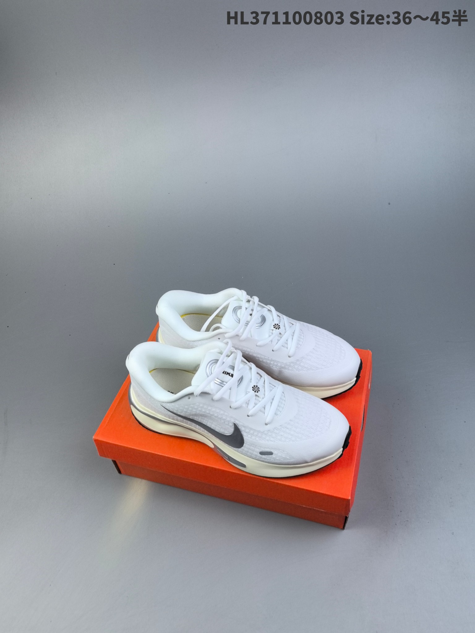 集合二💰160
Nike Journey Run 耐克 低帮 灰银 旅程慢跑系列低邦轻质缓震休闲运动公路跑步鞋 鞋款整体以灰色为主色，侧身银色Swoosh Logo为点缀，搭载柔软厚实的ComfiRideth泡绵缓震配置，助你征服充满挑战的路面，大步流星，微笑前行。该鞋款舒适非凡，让你爱不释脚。
货号：FN0228-103
编码：HL371100803 Size:36～45半