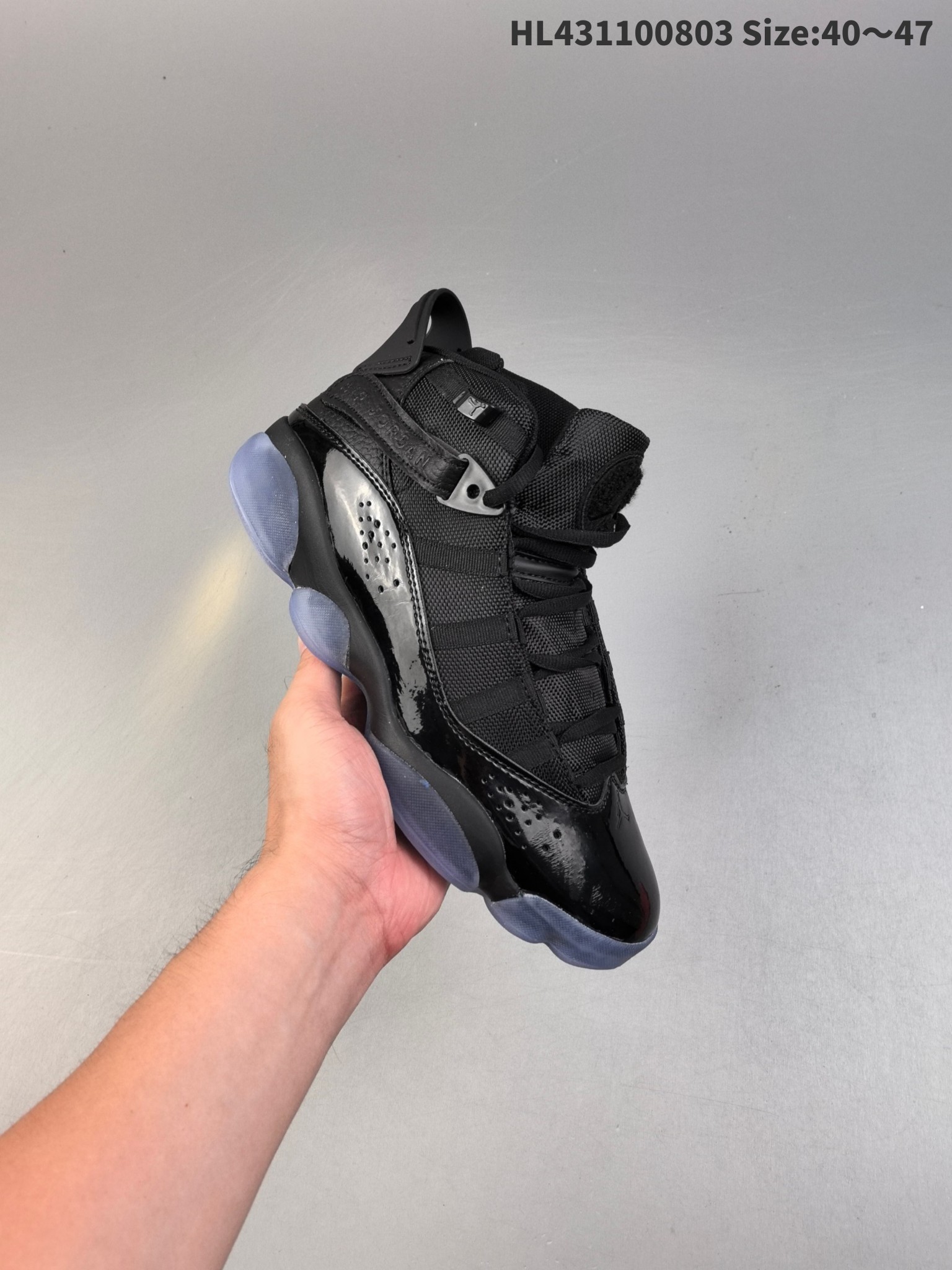 💰160
Air Jordan 6 Rings "Black Ice" 高帮 六冠王 黑冰 AJ6 乔丹6代 aj6 高邦 黑玉 乔丹篮球鞋系列 以两次三连冠时期乔丹所上脚鞋款的特点集合而成，其中鞋带上的圆柱扣，鞋子后部的黑色提手，来源于AJ6；黑色漆皮材质上的透气孔布局安排，来源于AJ7；鞋舌上的黑色毛巾材质Jumpman Logo以黑色刺绣呈现，固定十字绑带的魔术帖部分设计，源自AJ8；鞋面黑色织物的布局和黑色漆皮的搭配，源自经典的AJ11；鞋舌上的黑色刺绣TWO 3，还有最后一排鞋带扣上的迷你Jumpman Logo，来源于AJ12；黑冰中底和外底冰色TPU，来源于AJ13；鞋面迷你Jumpman Logo及外底Jumpman Logo采用黑白刺绣呈现，后跟Jumpman Logo则以黑色点缀，鞋舌底部左边印着91 92 93，右边印着96 97 98，对应了乔丹带领公牛拿下的六次总冠军年份。
货号：322992-060HL431100803 Size:40～47