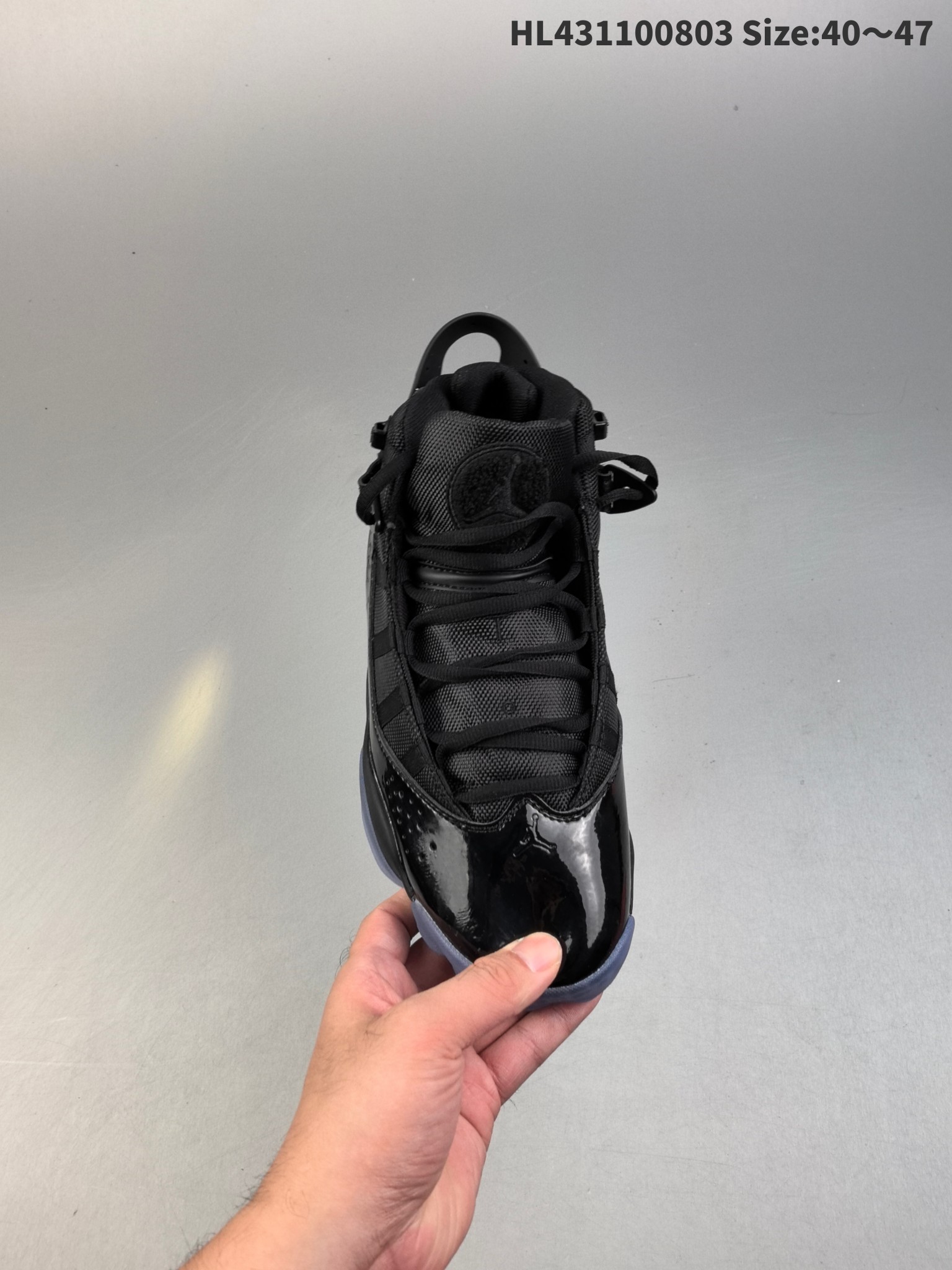 💰160
Air Jordan 6 Rings "Black Ice" 高帮 六冠王 黑冰 AJ6 乔丹6代 aj6 高邦 黑玉 乔丹篮球鞋系列 以两次三连冠时期乔丹所上脚鞋款的特点集合而成，其中鞋带上的圆柱扣，鞋子后部的黑色提手，来源于AJ6；黑色漆皮材质上的透气孔布局安排，来源于AJ7；鞋舌上的黑色毛巾材质Jumpman Logo以黑色刺绣呈现，固定十字绑带的魔术帖部分设计，源自AJ8；鞋面黑色织物的布局和黑色漆皮的搭配，源自经典的AJ11；鞋舌上的黑色刺绣TWO 3，还有最后一排鞋带扣上的迷你Jumpman Logo，来源于AJ12；黑冰中底和外底冰色TPU，来源于AJ13；鞋面迷你Jumpman Logo及外底Jumpman Logo采用黑白刺绣呈现，后跟Jumpman Logo则以黑色点缀，鞋舌底部左边印着91 92 93，右边印着96 97 98，对应了乔丹带领公牛拿下的六次总冠军年份。
货号：322992-060HL431100803 Size:40～47