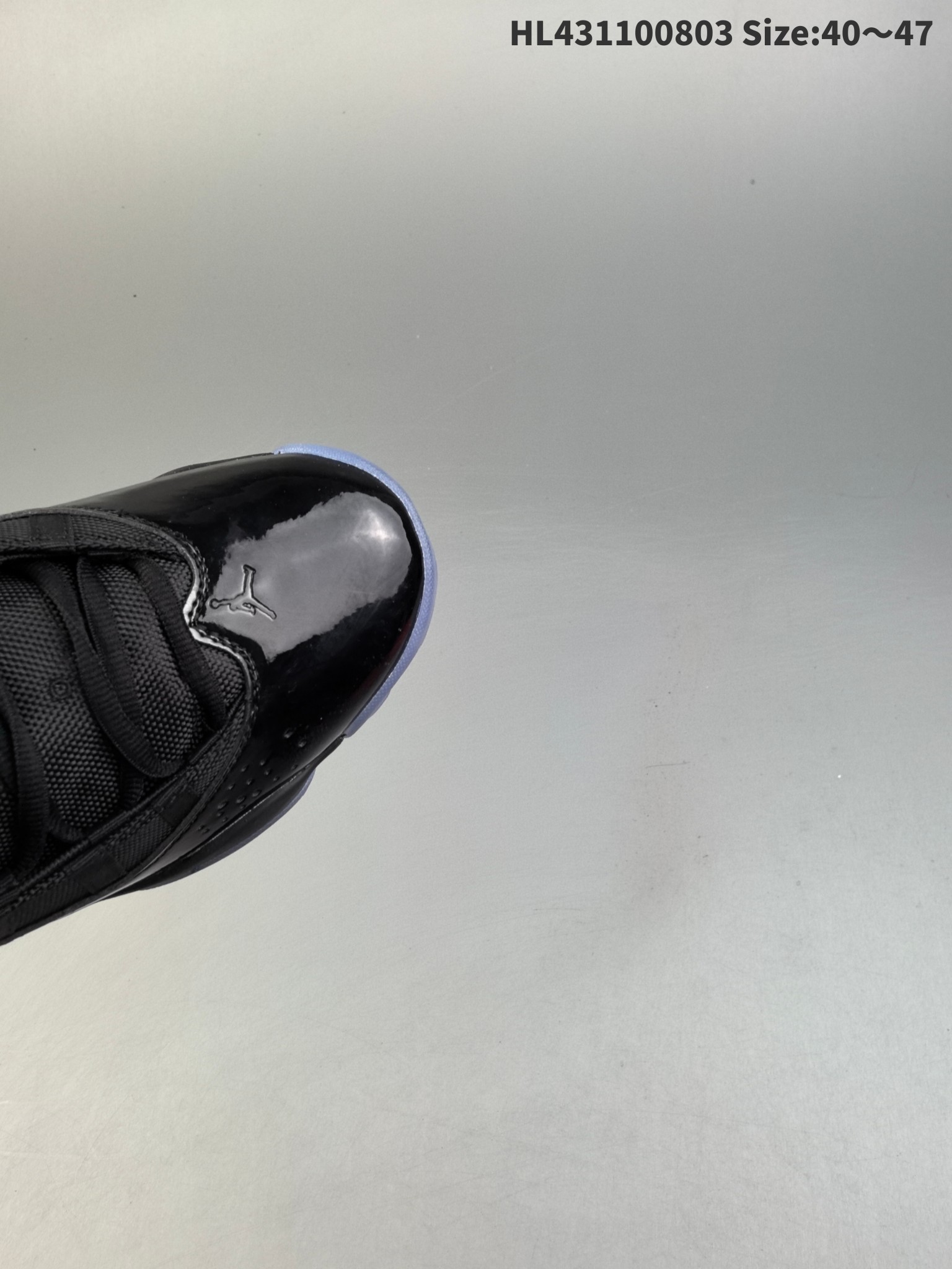 💰160
Air Jordan 6 Rings "Black Ice" 高帮 六冠王 黑冰 AJ6 乔丹6代 aj6 高邦 黑玉 乔丹篮球鞋系列 以两次三连冠时期乔丹所上脚鞋款的特点集合而成，其中鞋带上的圆柱扣，鞋子后部的黑色提手，来源于AJ6；黑色漆皮材质上的透气孔布局安排，来源于AJ7；鞋舌上的黑色毛巾材质Jumpman Logo以黑色刺绣呈现，固定十字绑带的魔术帖部分设计，源自AJ8；鞋面黑色织物的布局和黑色漆皮的搭配，源自经典的AJ11；鞋舌上的黑色刺绣TWO 3，还有最后一排鞋带扣上的迷你Jumpman Logo，来源于AJ12；黑冰中底和外底冰色TPU，来源于AJ13；鞋面迷你Jumpman Logo及外底Jumpman Logo采用黑白刺绣呈现，后跟Jumpman Logo则以黑色点缀，鞋舌底部左边印着91 92 93，右边印着96 97 98，对应了乔丹带领公牛拿下的六次总冠军年份。
货号：322992-060HL431100803 Size:40～47