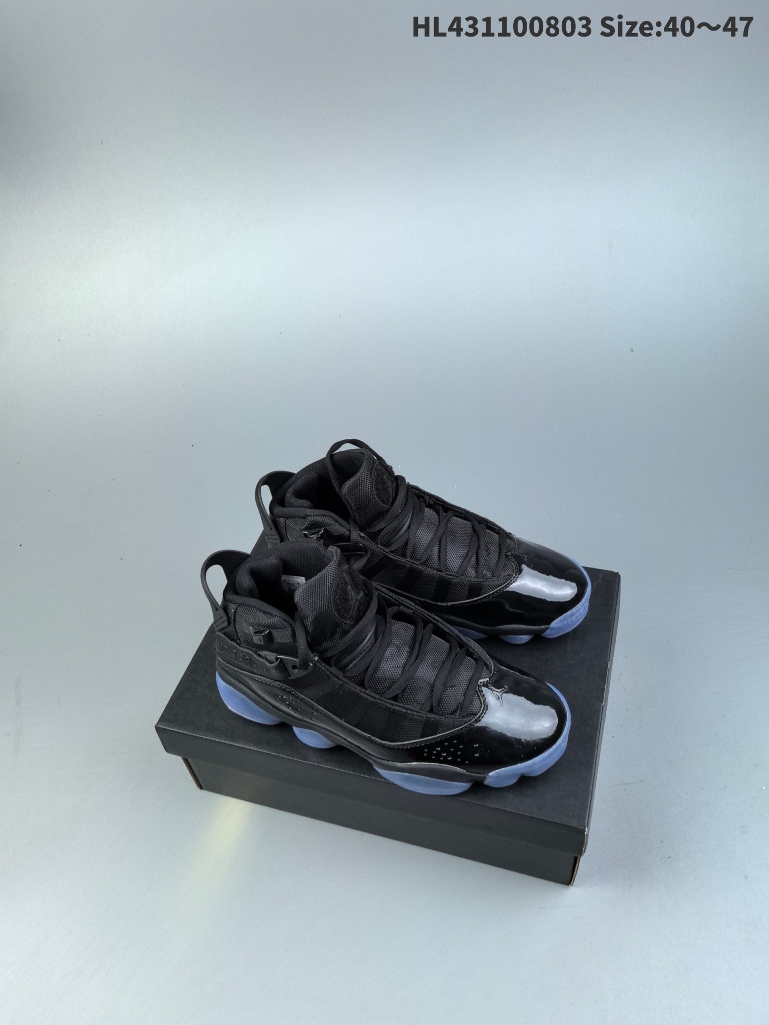 💰160
Air Jordan 6 Rings "Black Ice" 高帮 六冠王 黑冰 AJ6 乔丹6代 aj6 高邦 黑玉 乔丹篮球鞋系列 以两次三连冠时期乔丹所上脚鞋款的特点集合而成，其中鞋带上的圆柱扣，鞋子后部的黑色提手，来源于AJ6；黑色漆皮材质上的透气孔布局安排，来源于AJ7；鞋舌上的黑色毛巾材质Jumpman Logo以黑色刺绣呈现，固定十字绑带的魔术帖部分设计，源自AJ8；鞋面黑色织物的布局和黑色漆皮的搭配，源自经典的AJ11；鞋舌上的黑色刺绣TWO 3，还有最后一排鞋带扣上的迷你Jumpman Logo，来源于AJ12；黑冰中底和外底冰色TPU，来源于AJ13；鞋面迷你Jumpman Logo及外底Jumpman Logo采用黑白刺绣呈现，后跟Jumpman Logo则以黑色点缀，鞋舌底部左边印着91 92 93，右边印着96 97 98，对应了乔丹带领公牛拿下的六次总冠军年份。
货号：322992-060HL431100803 Size:40～47