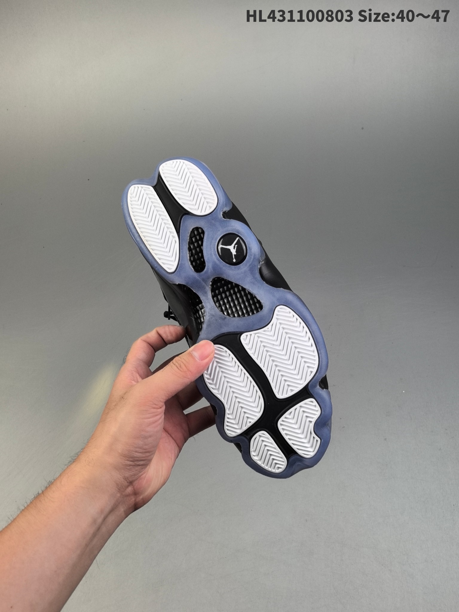 💰160
Air Jordan 6 Rings "Black Ice" 高帮 六冠王 黑冰 AJ6 乔丹6代 aj6 高邦 黑玉 乔丹篮球鞋系列 以两次三连冠时期乔丹所上脚鞋款的特点集合而成，其中鞋带上的圆柱扣，鞋子后部的黑色提手，来源于AJ6；黑色漆皮材质上的透气孔布局安排，来源于AJ7；鞋舌上的黑色毛巾材质Jumpman Logo以黑色刺绣呈现，固定十字绑带的魔术帖部分设计，源自AJ8；鞋面黑色织物的布局和黑色漆皮的搭配，源自经典的AJ11；鞋舌上的黑色刺绣TWO 3，还有最后一排鞋带扣上的迷你Jumpman Logo，来源于AJ12；黑冰中底和外底冰色TPU，来源于AJ13；鞋面迷你Jumpman Logo及外底Jumpman Logo采用黑白刺绣呈现，后跟Jumpman Logo则以黑色点缀，鞋舌底部左边印着91 92 93，右边印着96 97 98，对应了乔丹带领公牛拿下的六次总冠军年份。
货号：322992-060HL431100803 Size:40～47