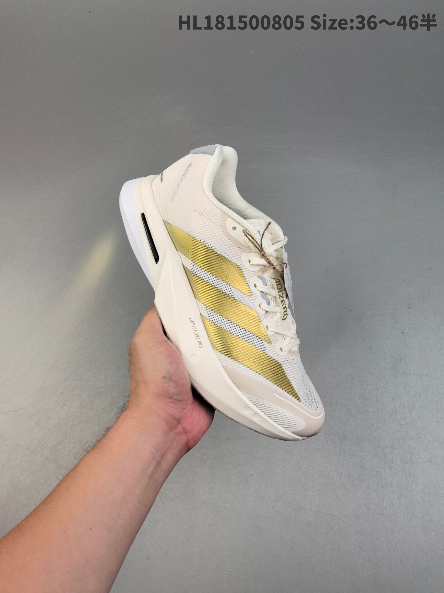 集合 Adidas Adizero BOSSTN 13 全掌碳板 阿迪超轻透气缓震跑鞋 整体外观造型与adiZero Adios Pro EVO 1非常相似 中底配置方面搭载全掌Lightstrike Pro 鞋面采用透气网面示人 契合日常训练鞋的定位 更加耐用 Lightstrike Pro中底升级后更软弹 官方货号: JS4947 HL181500805 半