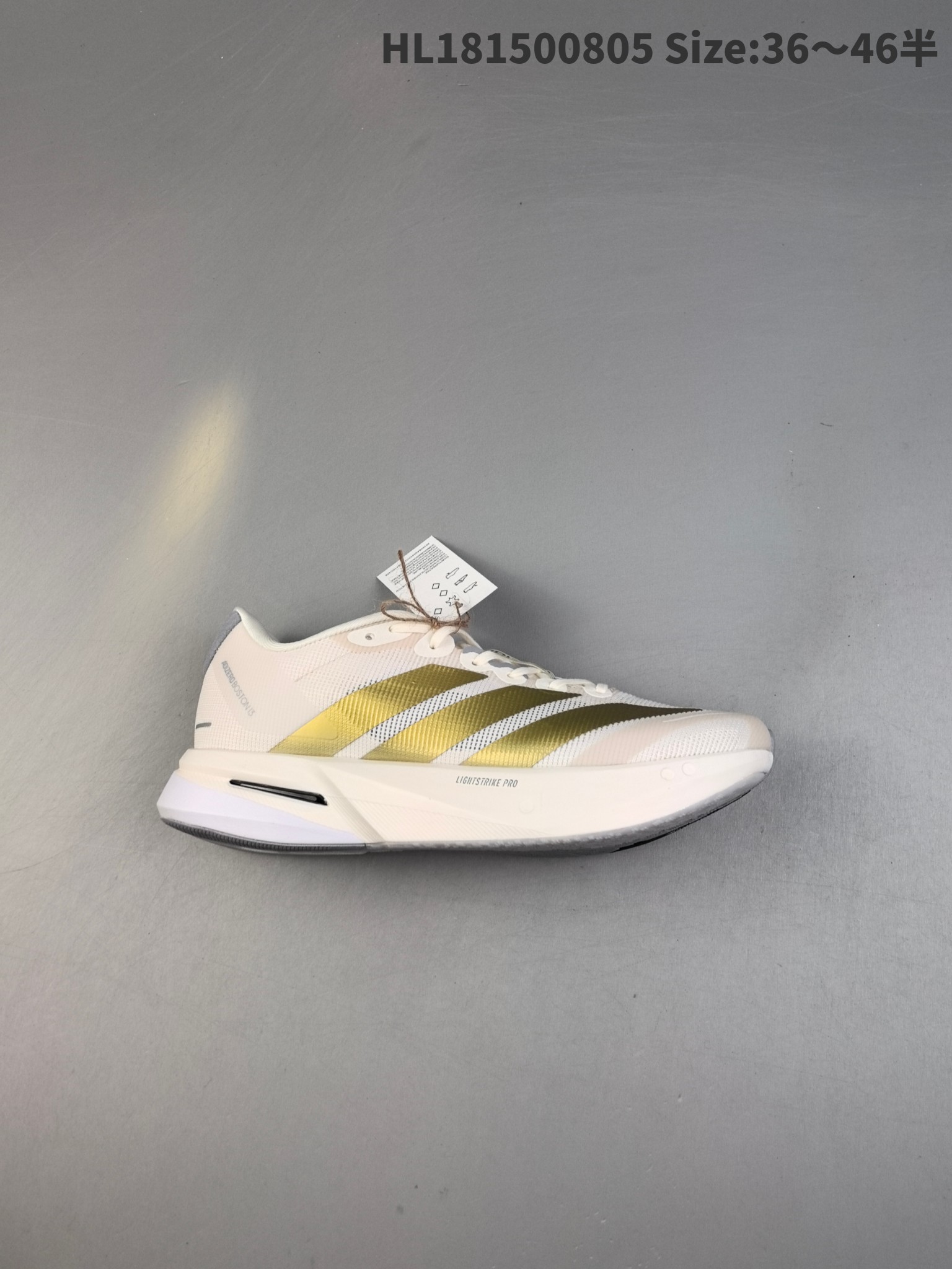Adidas Adizero BOSSTN 13 全掌碳板 阿迪超轻透气缓震跑鞋 整体外观造型与adiZero Adios Pro EVO 1非常相似 中底配置方面搭载全掌Lightstrike Pro 鞋面采用透气网面示人 契合日常训练鞋的定位 更加耐用 Lightstrike Pro中底升级后更软弹 官方货号: JS4947 HL181500805 半