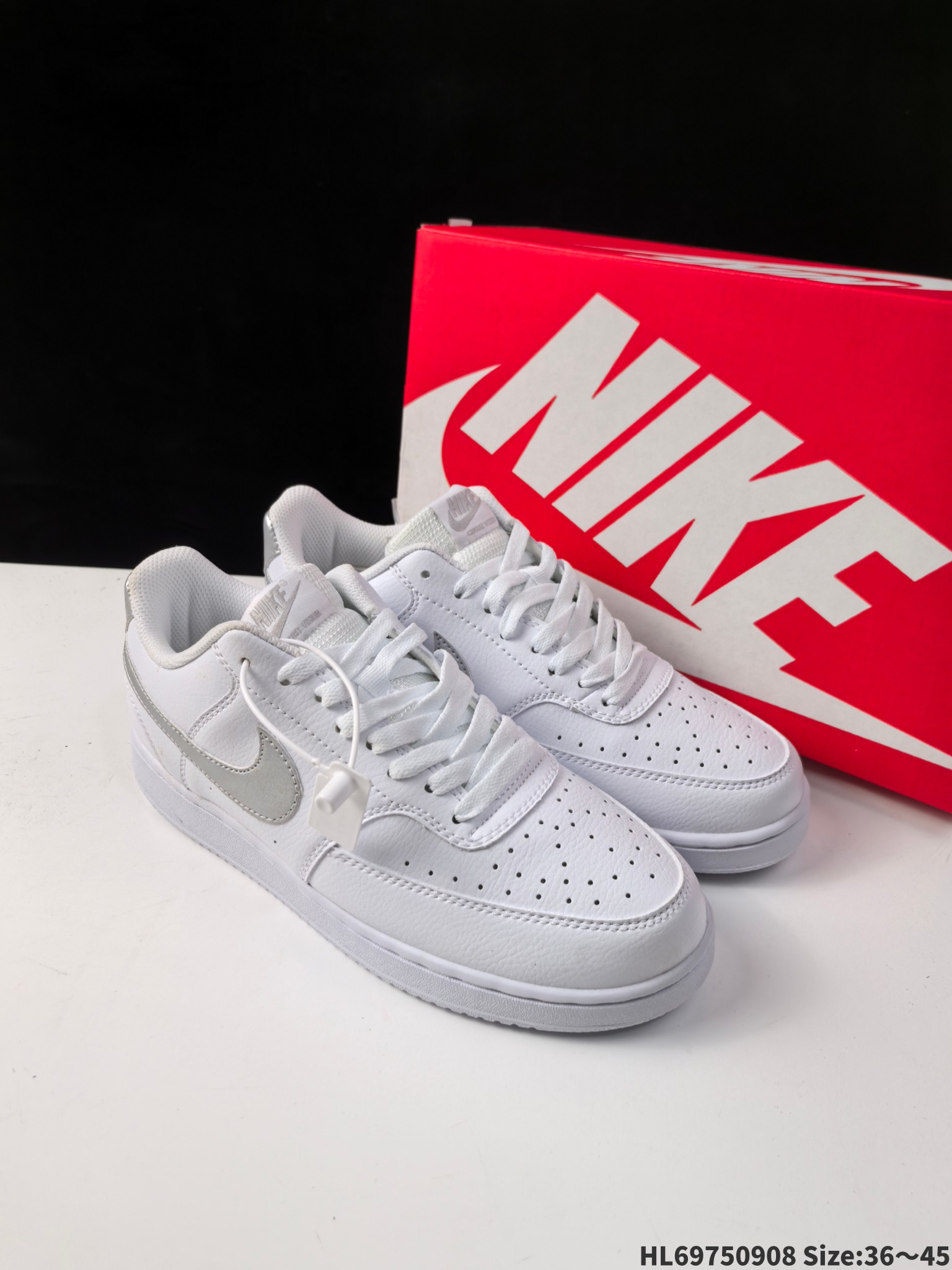 集合💰175
Nike Court Viion 1 Lo 耐克 低帮 白蓝黄 鞋身以白色作为主色调，使鞋款十分搭，同时鞋身两侧oo Logo使用海军蓝打造，后跟Nike字样则以黄色呈现，使鞋子更为炫酷。鞋舌黄色绣标上Nike oo Logo采用海军蓝点缀，后跟饰片辅以镭射点缀，鞋舌是网眼布材料，增强了透气性，白色中底搭配黄色橡胶大底，整体就是小白鞋设计，十分搭。
货号：C5463-100/101/102 2987-001/102/103 C5434-111 FJ5480-100 F0320-133 C5596-100 
编码：L69750908 ize:36～45