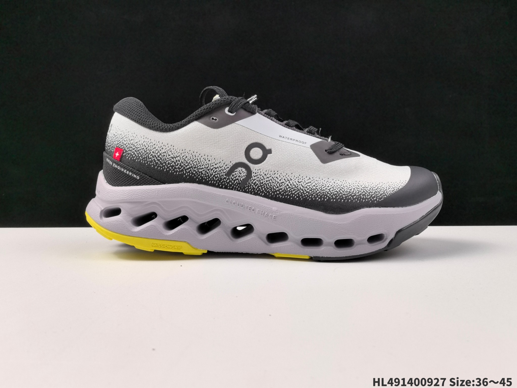集合💰240 
On昂跑 Clouurfer Trail 2 P
户外街头机能风跑步鞋
Clou i Ege户外机能融合街头潮流
越界开启全新都市探索
ClouTec®专利科技鞋底搭载耐温耐用革新中底泡棉 同时以摇椅圆弧的机能感轮廓 
带来流畅平稳的迈步 轻量透气的工程网格结合环保人造麂皮 衬托出活力醒目的视觉效果
是日常穿搭、旅行和城市探索的理想之选L491400927 ie:36～45