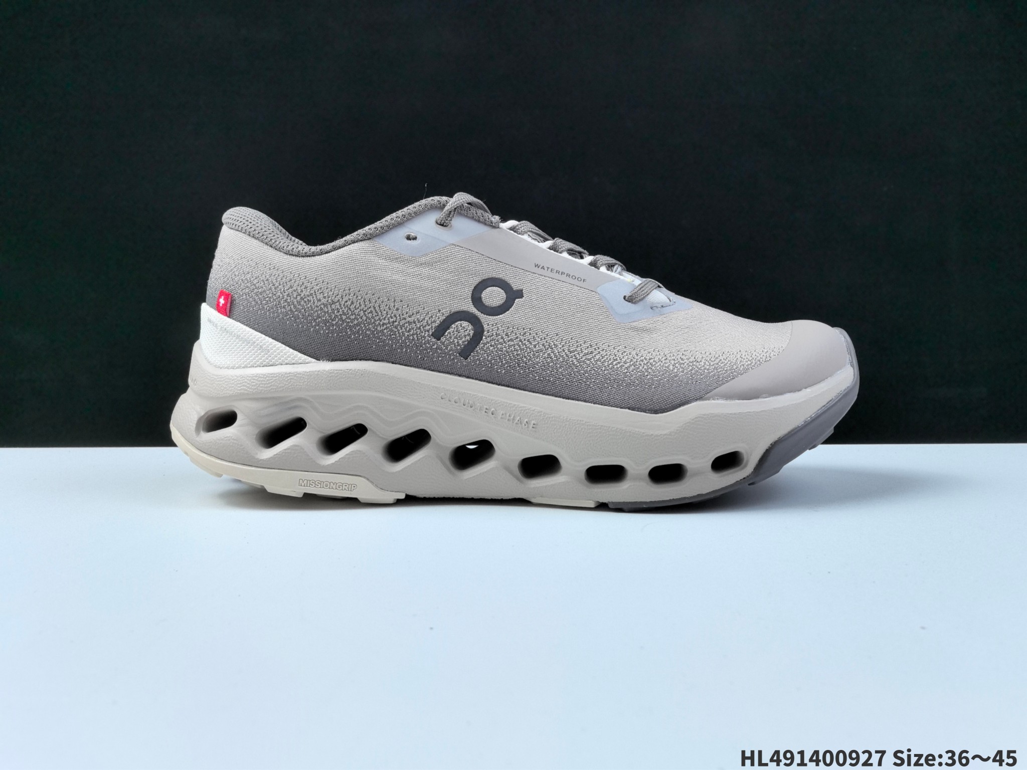 集合💰240 
On昂跑 Clouurfer Trail 2 P
户外街头机能风跑步鞋
Clou i Ege户外机能融合街头潮流
越界开启全新都市探索
ClouTec®专利科技鞋底搭载耐温耐用革新中底泡棉 同时以摇椅圆弧的机能感轮廓 
带来流畅平稳的迈步 轻量透气的工程网格结合环保人造麂皮 衬托出活力醒目的视觉效果
是日常穿搭、旅行和城市探索的理想之选L491400927 ie:36～45
