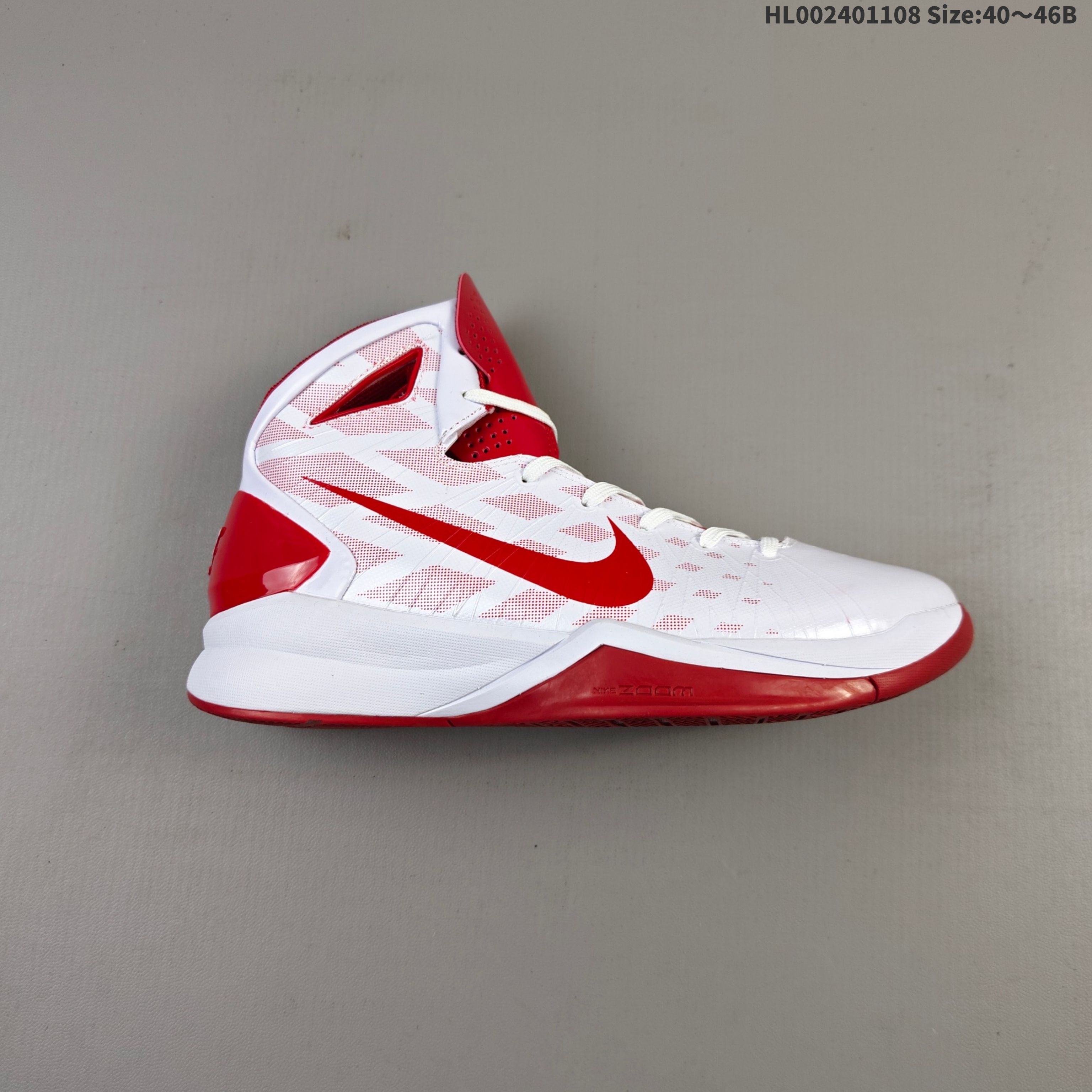 真标带半码 Nike Hyperdunk 2010 耐克 格里芬 HD2010 高帮 中国红 白红色 圆头系带防滑耐磨透气高邦篮球鞋 鞋款中的鞋面均以白色的皮革打底,并配内衬红色作烘托;鞋身两侧Swoosh Logo采用红色点缀,后跟Nike字样白色示人,微翘式鞋头设计,响应灵活,保护脚趾.采用经典鞋型,融入全新细节点缀,整体简约且富有质感.鞋底耐磨材质搭配丰富的防滑底纹设计,可平稳抓地,不易打滑.足内侧切槽中底,增加灵活性. 货号:407625-108 HL002401108 B