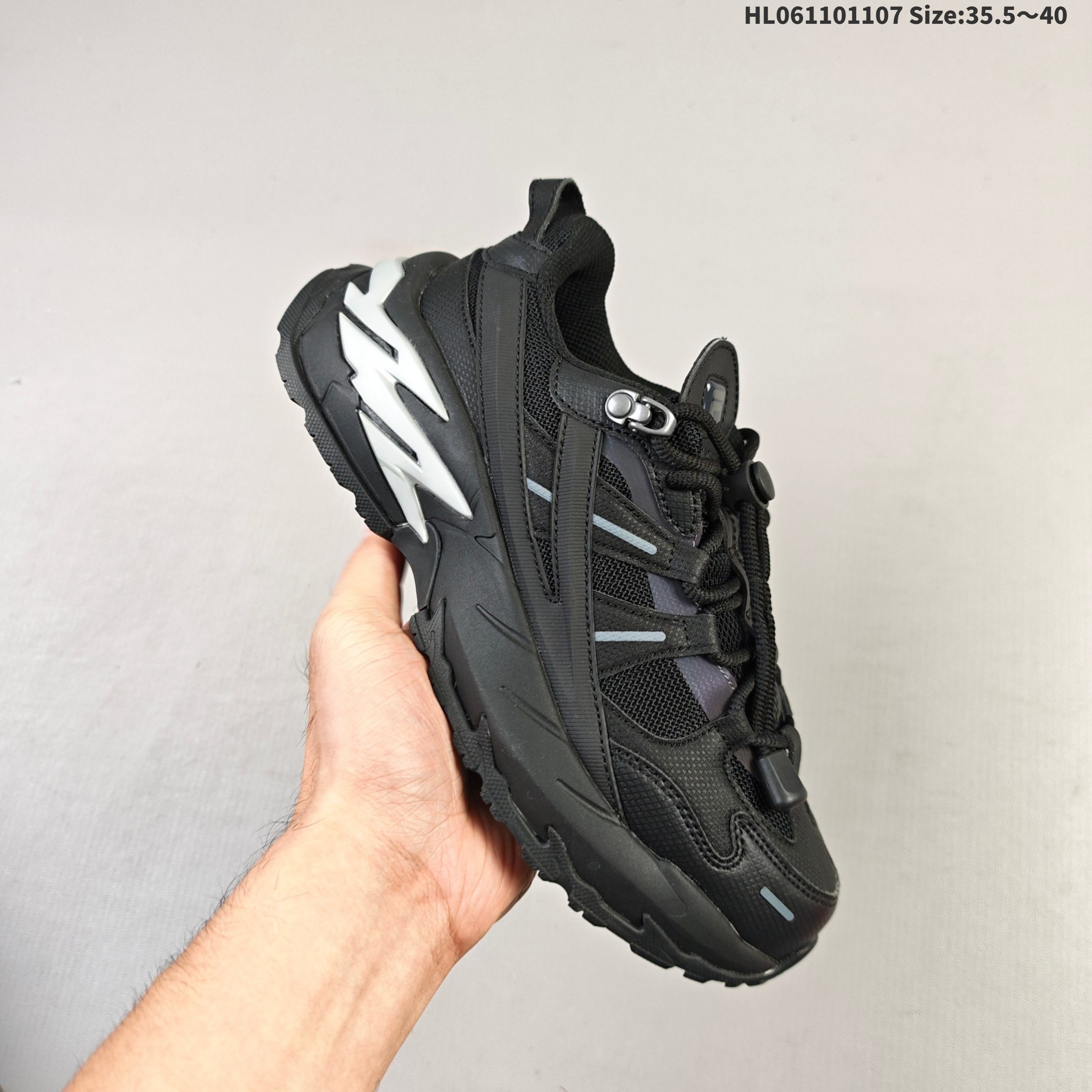 集合💰110
Fila Fusion 斐乐潮牌 
时尚潮流休闲运动板鞋 
鞋面设计理念源自于历史篮球鞋款SMASH
从其复古鞋面提炼元素 结合板鞋鞋底做现代拼接的混搭风格设计
鞋侧身的TPU 保留滑板的耐磨性与包裹性 
3厘米的厚底 增高且拉长腿部线条比例
大底设计灵感来源于专业的滑板动作-磨双桥动作 成型EVA/橡胶材质 脚感舒适
货号: T12W511511FBBHL061101107 Size:35.5～40