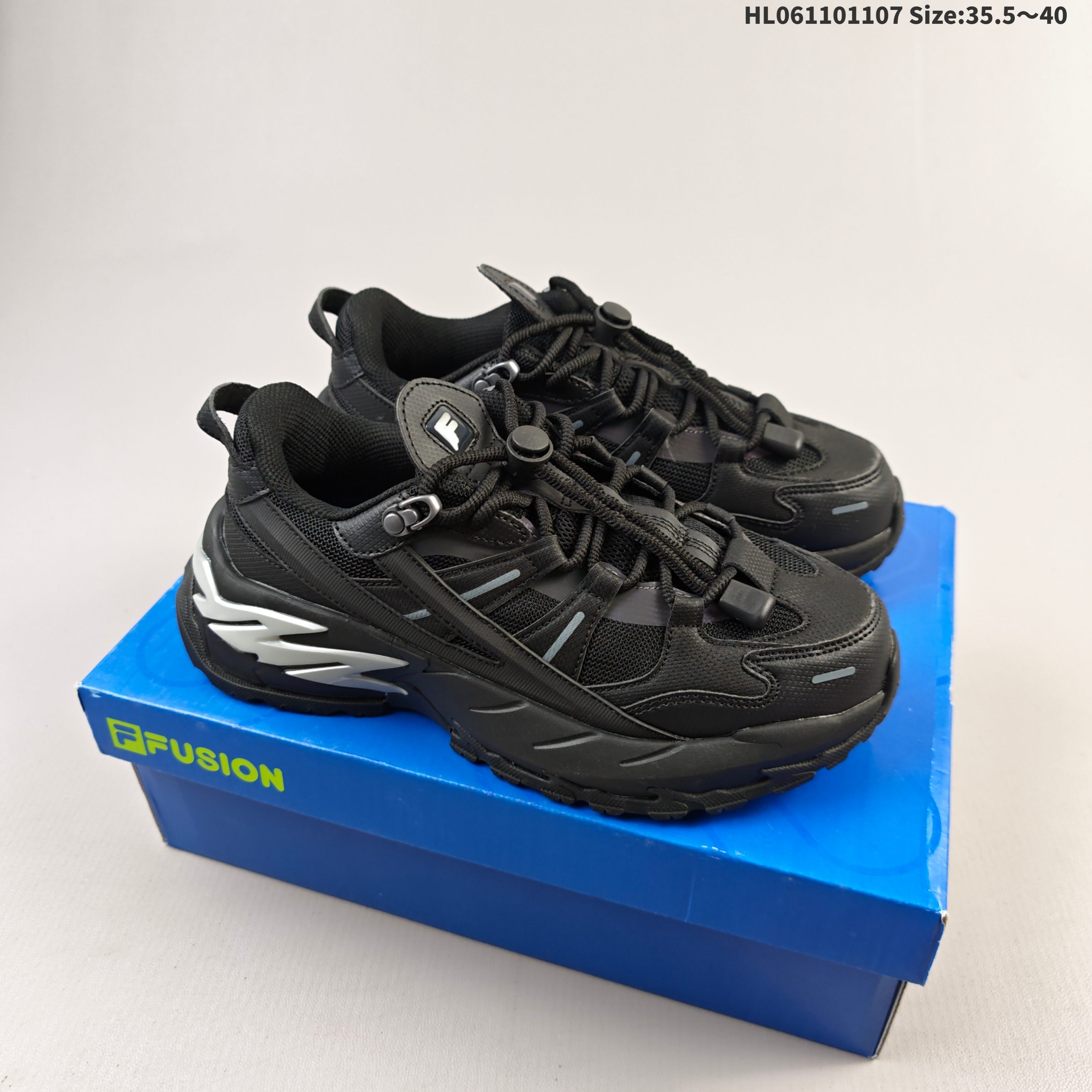 集合💰110
Fila Fusion 斐乐潮牌 
时尚潮流休闲运动板鞋 
鞋面设计理念源自于历史篮球鞋款SMASH
从其复古鞋面提炼元素 结合板鞋鞋底做现代拼接的混搭风格设计
鞋侧身的TPU 保留滑板的耐磨性与包裹性 
3厘米的厚底 增高且拉长腿部线条比例
大底设计灵感来源于专业的滑板动作-磨双桥动作 成型EVA/橡胶材质 脚感舒适
货号: T12W511511FBBHL061101107 Size:35.5～40