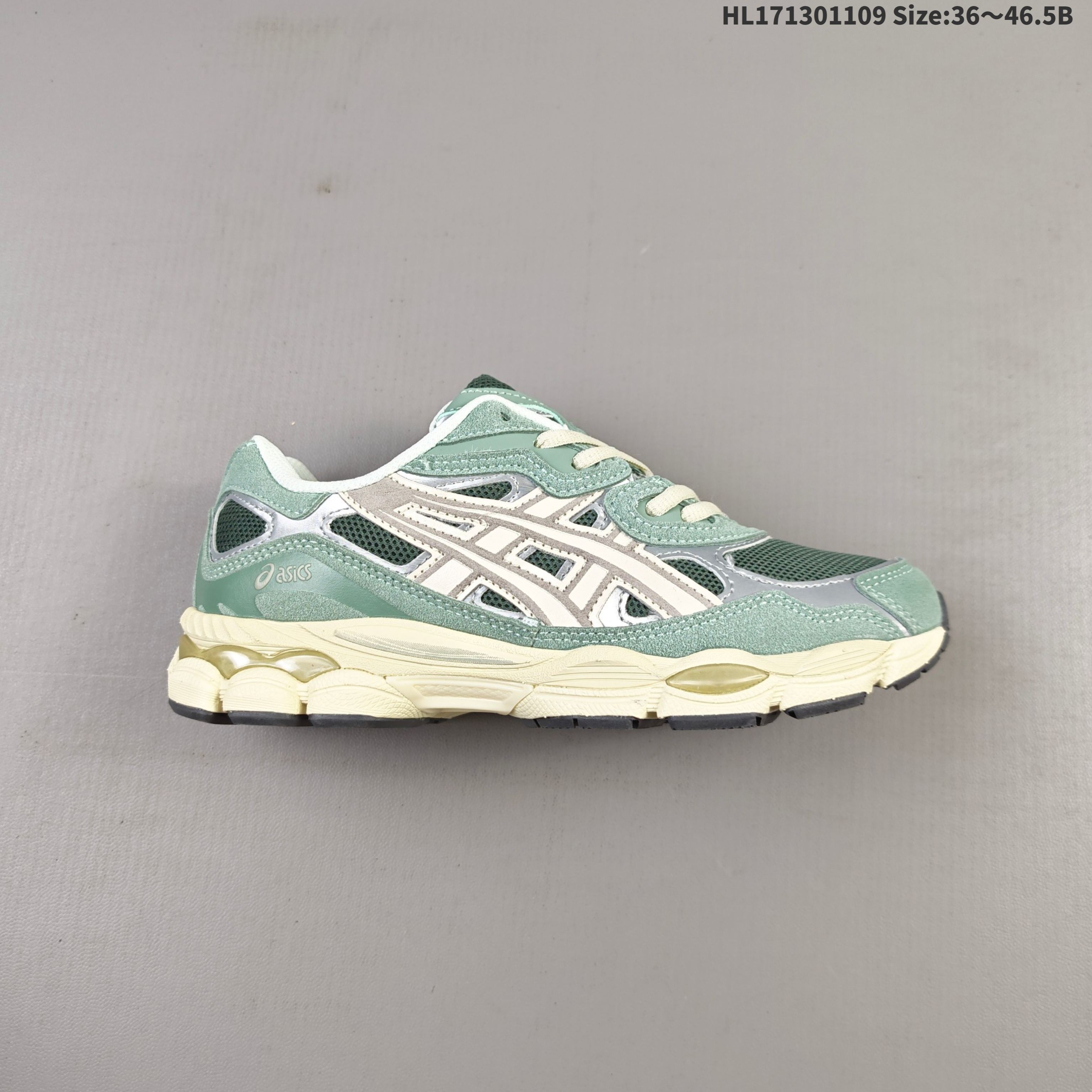 💰130 AsicsGel-NYC复古单品 2025年新款 亚瑟士ASICSTIGER 新款儿童休闲鞋 厚底街头运动休闲鞋,ASICS亚瑟士推出全新GEL-NYC,彰显纽约都市活力。这次的新系列融入了多个版本GEL的经典设计风格,广受好评。其设计灵感来源于GEL-NIMBUS 3,GEL-MC PLUS V 和 GEL-CUMULUS 16 这些往日经典鞋款。GEL-NYC使用GEL-CUMULUS 16鞋款的鞋楦设计,展现了独特的现代化美学。鞋底采用了轻质发泡材料,并在后跟和前掌处采用了ASICS亚瑟士核心科技——GEL缓震胶,赋予鞋款强大的缓冲性能,提供了更柔软舒适的穿着体验。而在原有设计的启发之上,此次鞋款采用更贴合当今潮流趋势的材料和创新技术,展现出纽约充满活力的都市精神。 货号:1203A805-101 编码:HL171301109 Size:36~46.5B