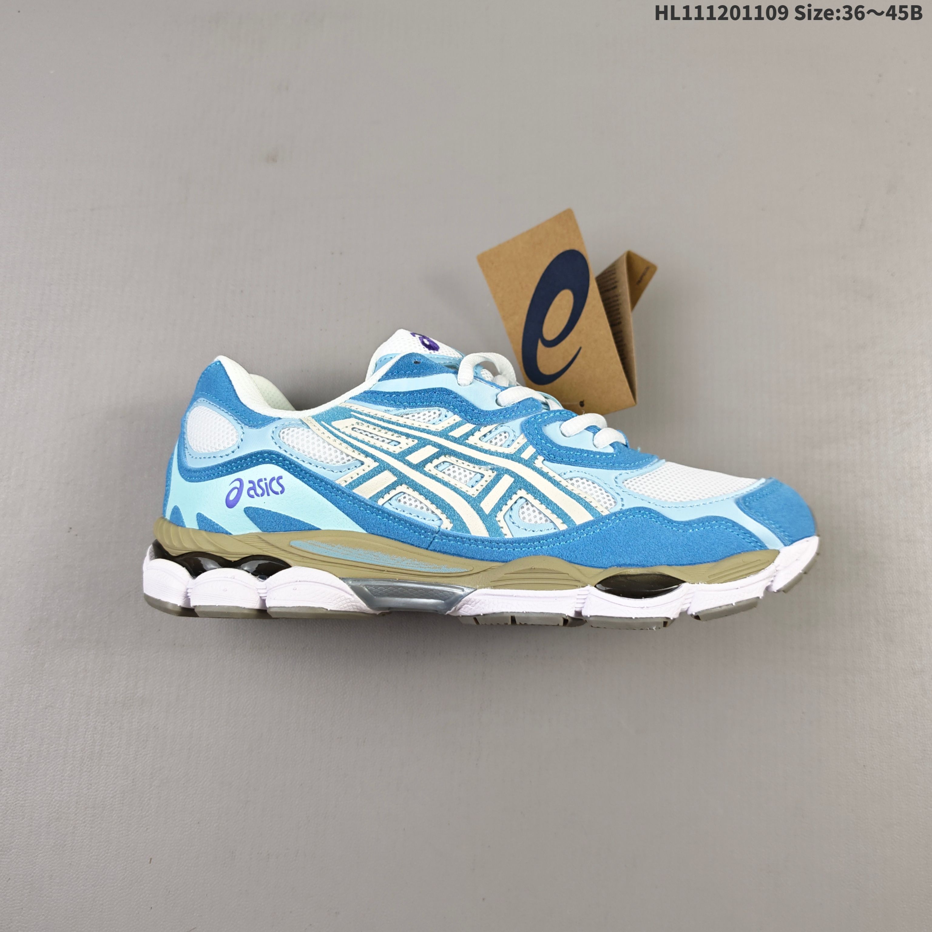 💰120 AsicsGel-NYC复古单品 2025年新款 亚瑟士ASICSTIGER 新款儿童休闲鞋 厚底街头运动休闲鞋,ASICS亚瑟士推出全新GEL-NYC,彰显纽约都市活力。这次的新系列融入了多个版本GEL的经典设计风格,广受好评。其设计灵感来源于GEL-NIMBUS 3,GEL-MC PLUS V 和 GEL-CUMULUS 16 这些往日经典鞋款。GEL-NYC使用GEL-CUMULUS 16鞋款的鞋楦设计,展现了独特的现代化美学。鞋底采用了轻质发泡材料,并在后跟和前掌处采用了ASICS亚瑟士核心科技——GEL缓震胶,赋予鞋款强大的缓冲性能,提供了更柔软舒适的穿着体验。而在原有设计的启发之上,此次鞋款采用更贴合当今潮流趋势的材料和创新技术,展现出纽约充满活力的都市精神。 编码:HL111201109 Size:36~45B