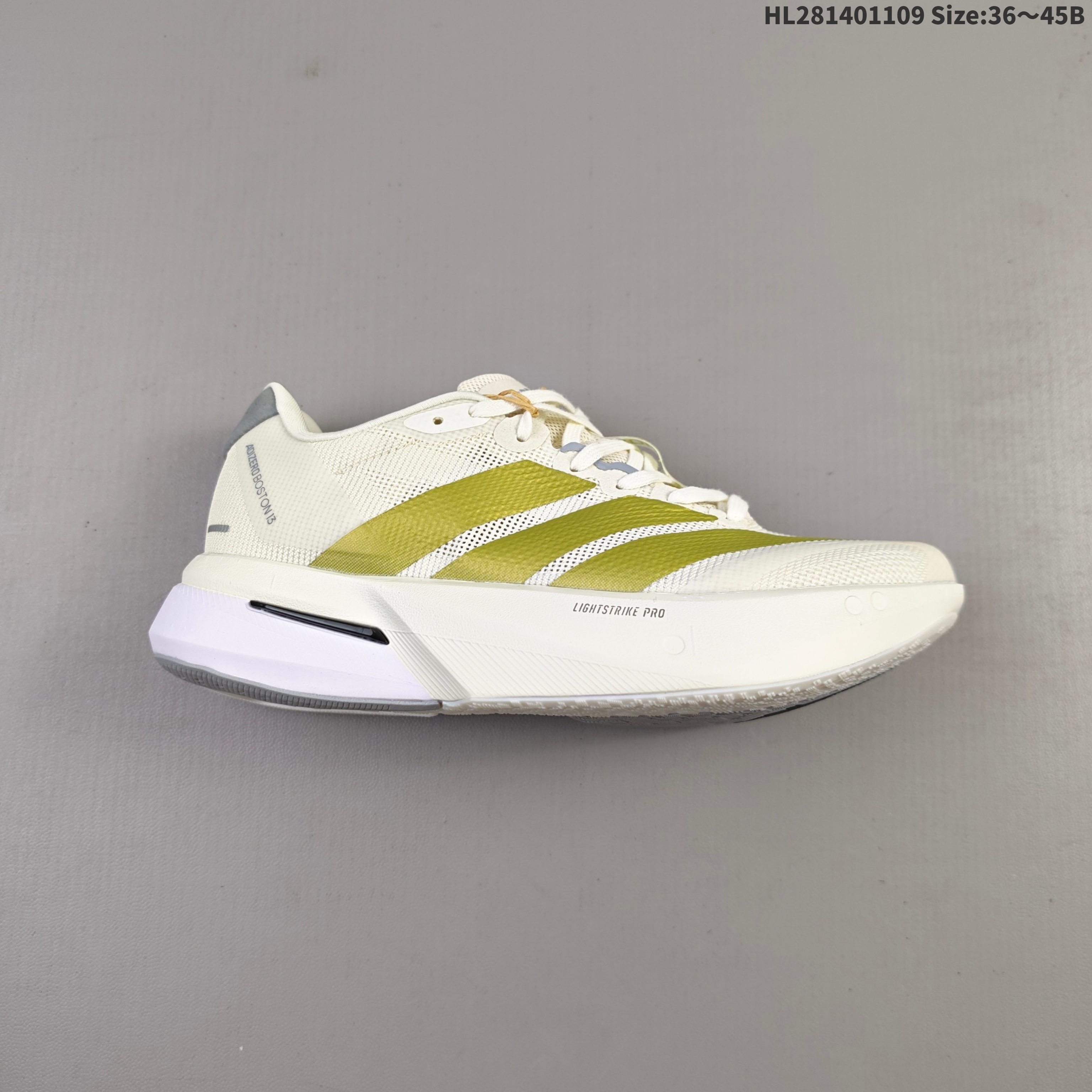 Adidas Adizero Boston 13 轻盈跑鞋 超轻发泡底 缓震透气跑步鞋 AdizeroBoston13跑鞋专为中长跑而设计 它们通过来自ENERGYRODS的推进感为训练带来了比赛日的感觉 从而限制了脚下的能量损失 它们速度很快 但这以耐用性为代价 中底混合了超轻LightstrikePro缓冲和耐用的LightstrikeEVA 货号:JS4947 编码:HL281401109 B