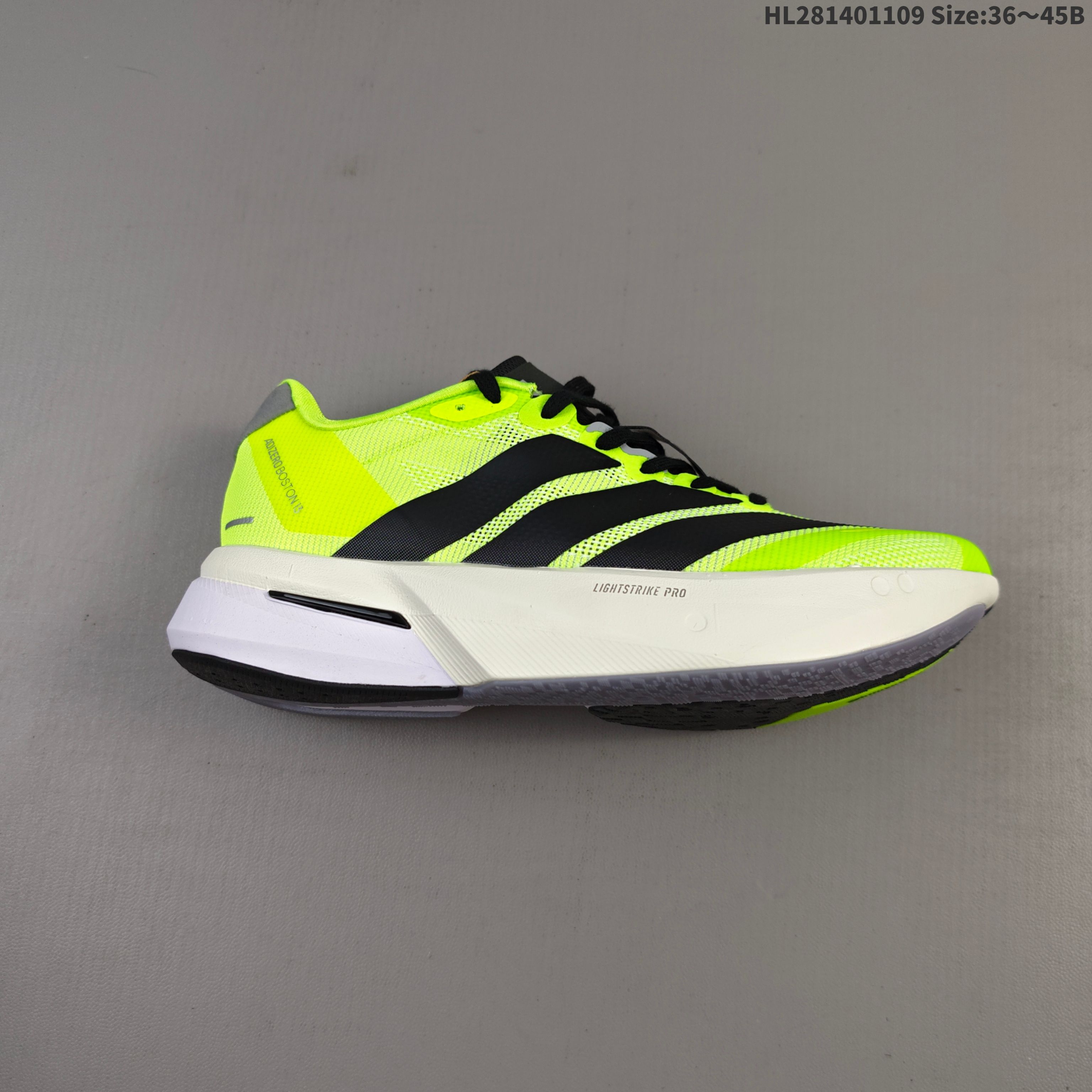 Adidas Adizero Boston 13 轻盈跑鞋 超轻发泡底 缓震透气跑步鞋 AdizeroBoston13跑鞋专为中长跑而设计 它们通过来自ENERGYRODS的推进感为训练带来了比赛日的感觉 从而限制了脚下的能量损失 它们速度很快 但这以耐用性为代价 中底混合了超轻LightstrikePro缓冲和耐用的LightstrikeEVA 货号:JS4947 编码:HL281401109 B