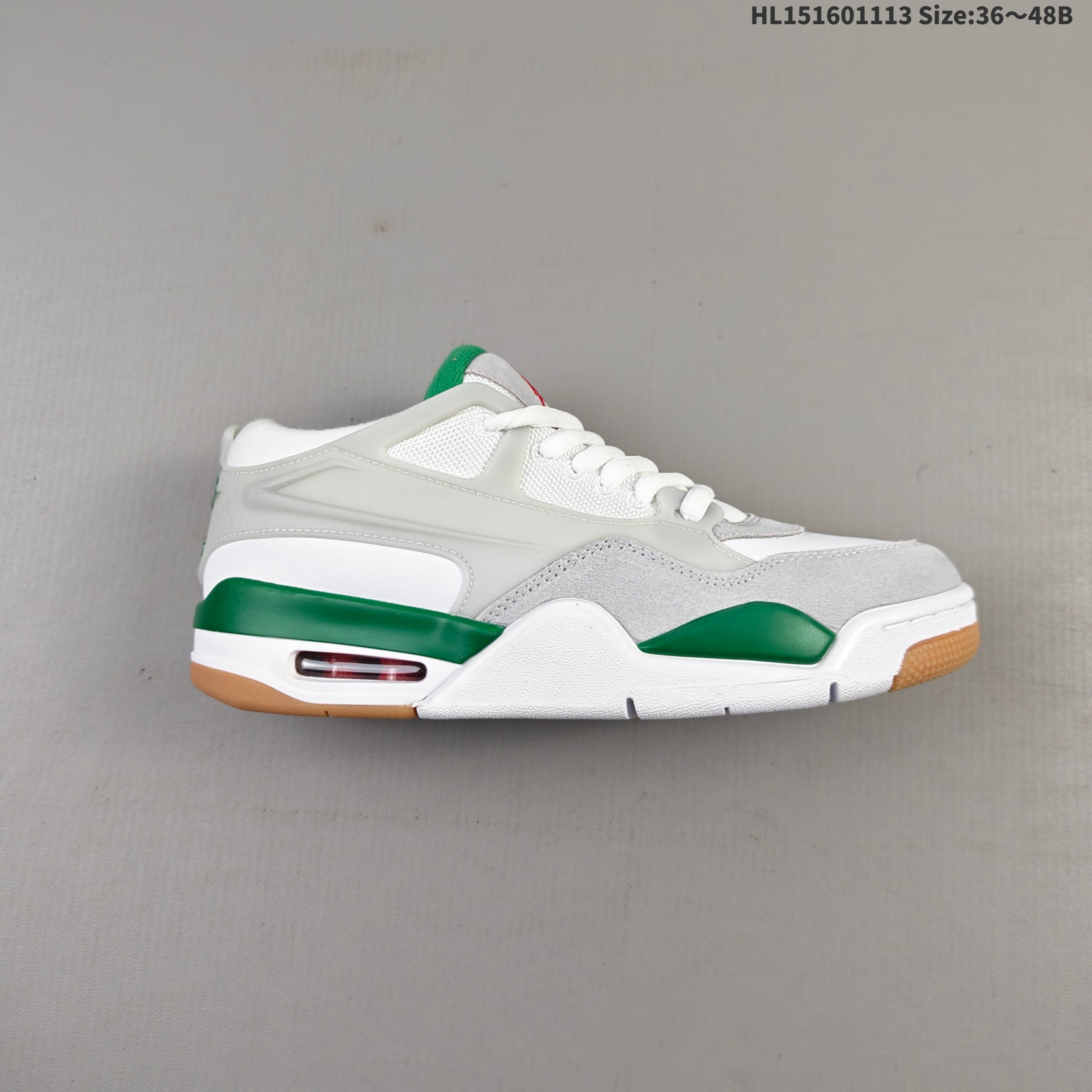 撞脸李小龙配色!这双 AJ4 RM 辨识度太高了!耐克Nike Air Jordan 4 Retro RM"Bruce Lee"迈克尔·乔丹AJ4代重置版系列中帮复古休闲运动文化篮球鞋“李小龙黑黄” 今年亮相的 Air Jordan 4 衍生鞋型 AJ4 RM 算是赚足了眼球.首发与 Nigel Sylvester 的联名款迅速聚敛人气,后续非联名配色也都相当讨喜,许多热门构色方案,都得以重现.眼前这款全新的黑黄装扮,猛得一看有点撞脸 “李小龙” 配色,让人第一时间想到的就是「科比 5 李小龙」.材质方面应用了翻毛皮与不同质感的材质搭配,简约之余又有鲜明的视觉层次,辨识度相当高,上脚效果的吸睛表现自然也不必多言. #男女鞋真标半码制#升级原楦原纸版开发版型#采用翻毛皮组合粒面牛剖革鞋面材质#缜密定位拉帮及注胶效果#中底PU内嵌开窗式Air缓震气垫❗ 货号:FQ7939-007 HL151601113 B