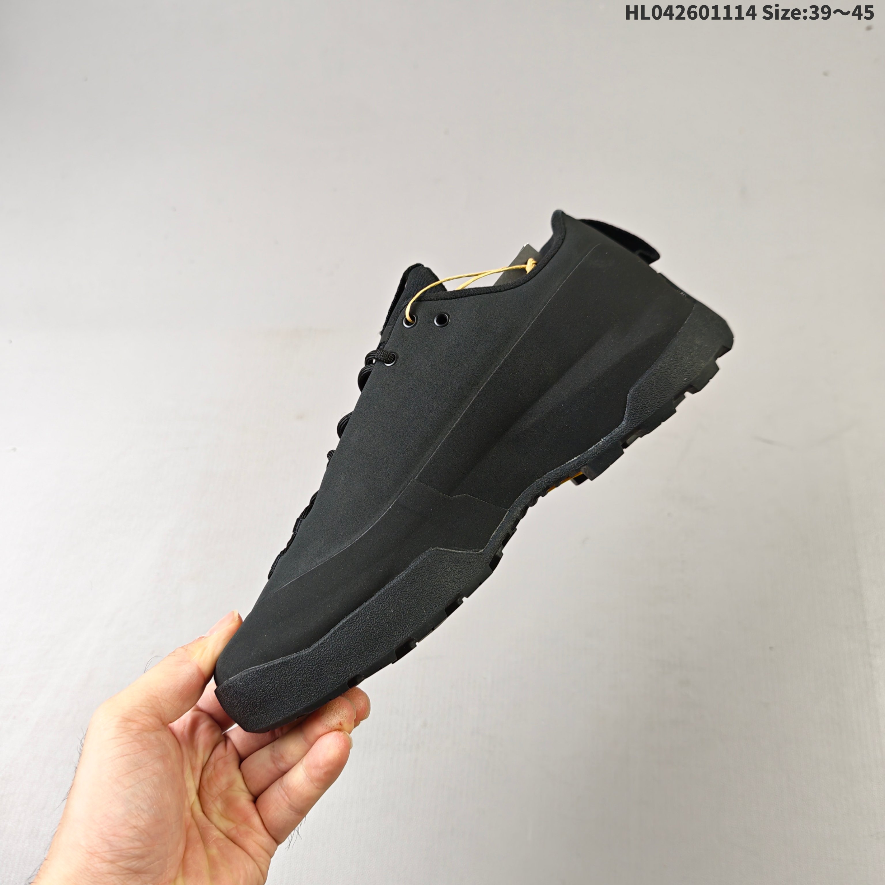 💰260
始祖鸟 KONSEAL WOMEN覆盖透气男越野跑鞋 
适合技术路线单日徒步穿着也可以一脚蹬穿法 aeriosflgtx鞋受到长途野外跑步鞋的启发 适合在变化的地形上进行快速轻快的徒步旅行穿着，舒适而有支撑性，使您充满信心。该设计与脚部融为一体，可最大限度地减少摩擦，gore-tex保护膜网砂，采用gore隐形适体(invisiblefit)技术，更轻薄舒适。敏捷、稳定和技术路线上的自信源于vibram® megagrip外底、压缩eva内底以及一体的tpu。重量约:275g技术特点透气轻量耐磨鞋子鞋外底结构vibram®megagripM橡胶化合材料耐用柔软鞋子结构tpu鞋头可防磨损压缩eva泡沫内底以及一体的tpu铁芯提高了灵活性和稳定性，使您充满信心鞋子衬垫结构4mm厚ortholiteM3d模制插片材料gore-tex薄膜tpu高耐磨保护膜cordura®
编码：HL042601114 Size:39～45