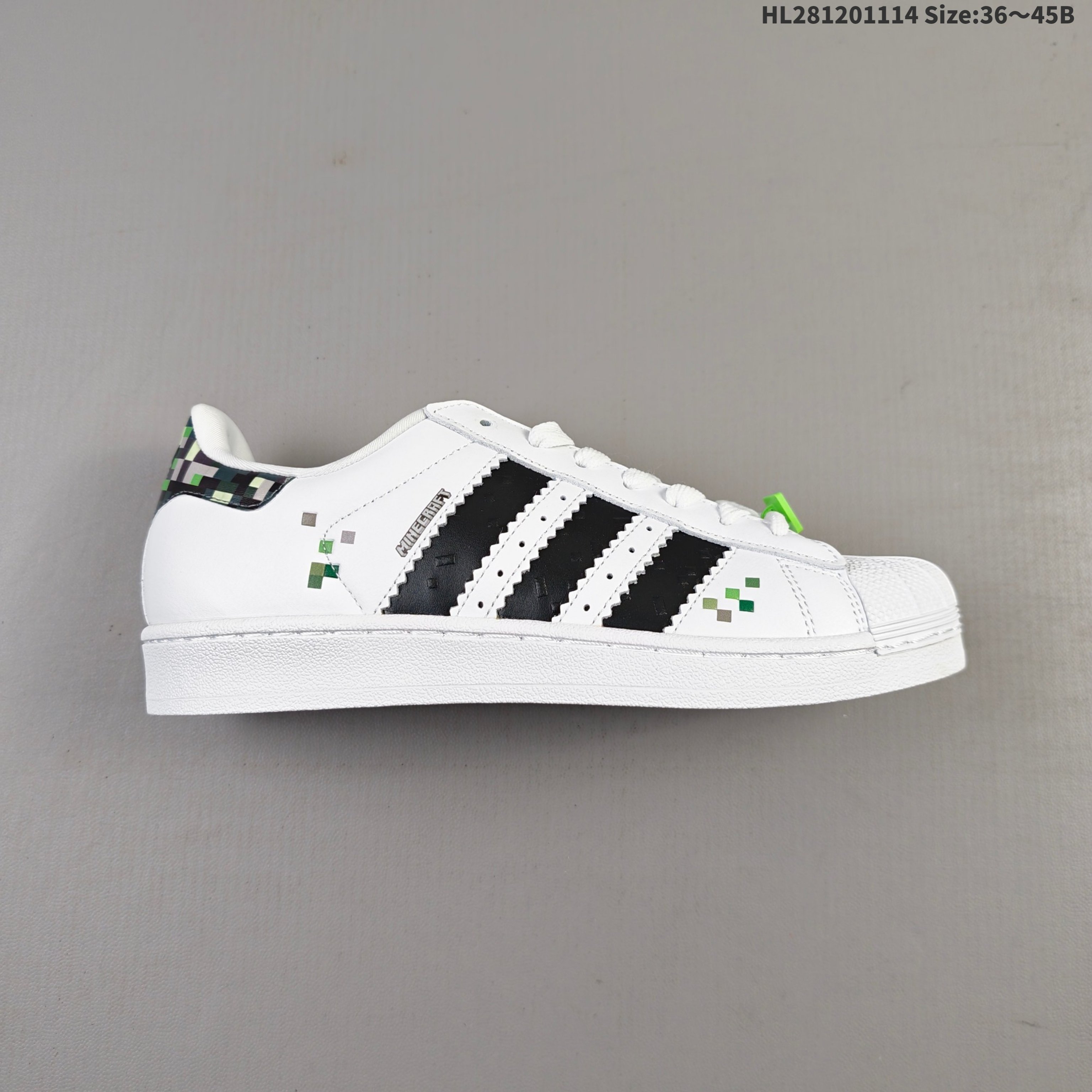 💰120
AD Originals Superstar 经典复古贝壳头板鞋 诞生于1969年 是第一双将全皮面鞋 身与橡胶鞋头结合在一起的低帮篮球鞋 Superstar最开始 是作为高帮篮球鞋Pro Model的低帮版本而出现的 但因为其独特和醒目的橡胶鞋头造型而让大家熟知 被大家形象地称为"shelltoe"贝壳头 在70年代的美国职业篮球场上 接近3/4的NBA球员都将这双Superstar作为场上用鞋 80年代之后 经过不断的改良和发展 Superstar逐渐成为横跨时装、音乐、街头文化、休闲和运动等各大领域的时尚潮鞋
货号：JQ8749 
编码：HL281201114 Size:36～45B