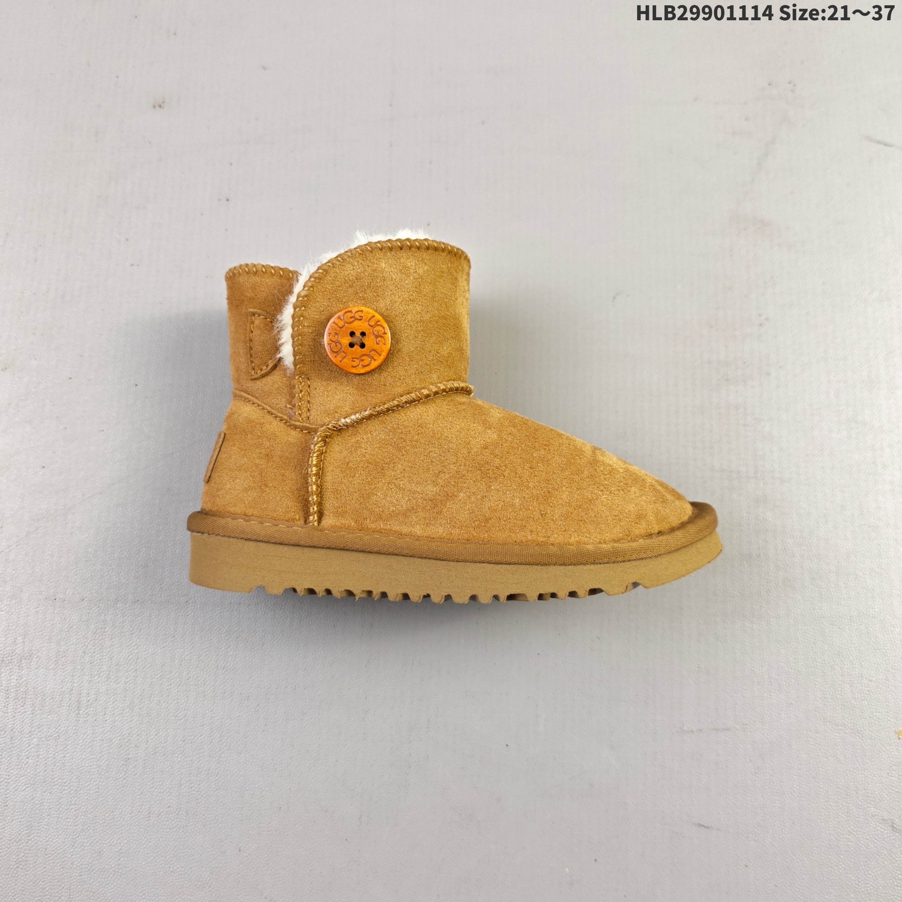 【童鞋】UGG雪地靴 高帮扣子筒靴 时尚舒适儿童休闲鞋厚底增高长筒靴 俏皮可爱的百变造型, 美国轻奢品牌🐑UGG 平底系列冬季 雪地休闲保暖毛毛雪地靴.官方同步包装 检验标 材料采用原厂防污防水皮料 防滑耐磨轻翼大底 保暖性能十足 严寒季节.羊皮毛一体 1.1隆丰原材料 Treadlite by UGG.轻翼大底,将给你带来新奇别致的温暖和舒适体验. 编码:HLB29901114