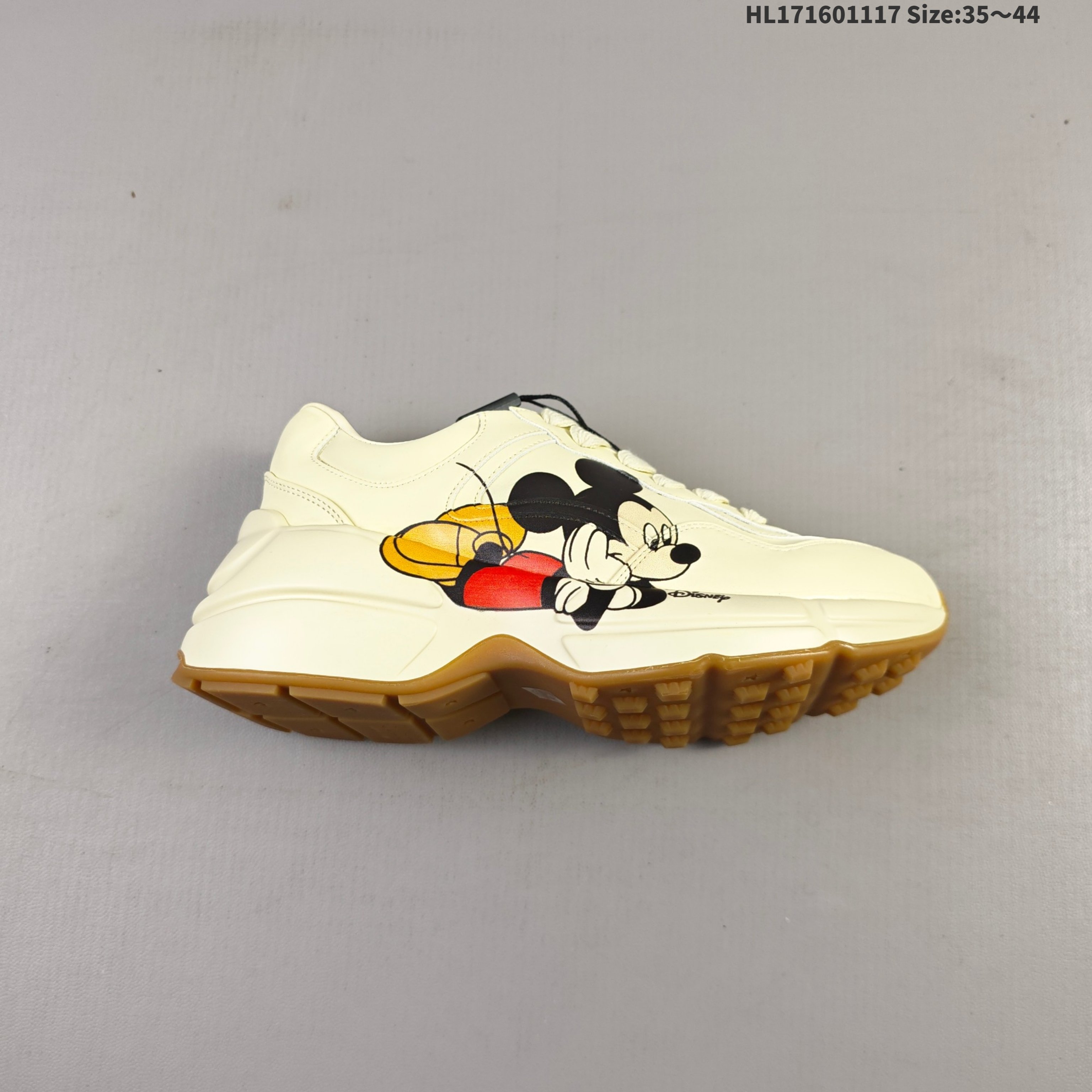 💰160
古驰老爹鞋来袭采用厚实鞋底和沉稳结构的设计,从80年代印花中汲取灵搭配的复古 Gucci Logo 以老爹鞋 Rhyton 的复古感,向悠长的时尚智慧致敬。古驰 Rhyton 系列运动鞋,以文艺复兴为灵感,融入当代青年文化的个性元素
ID:HL171601117 Size:35~44