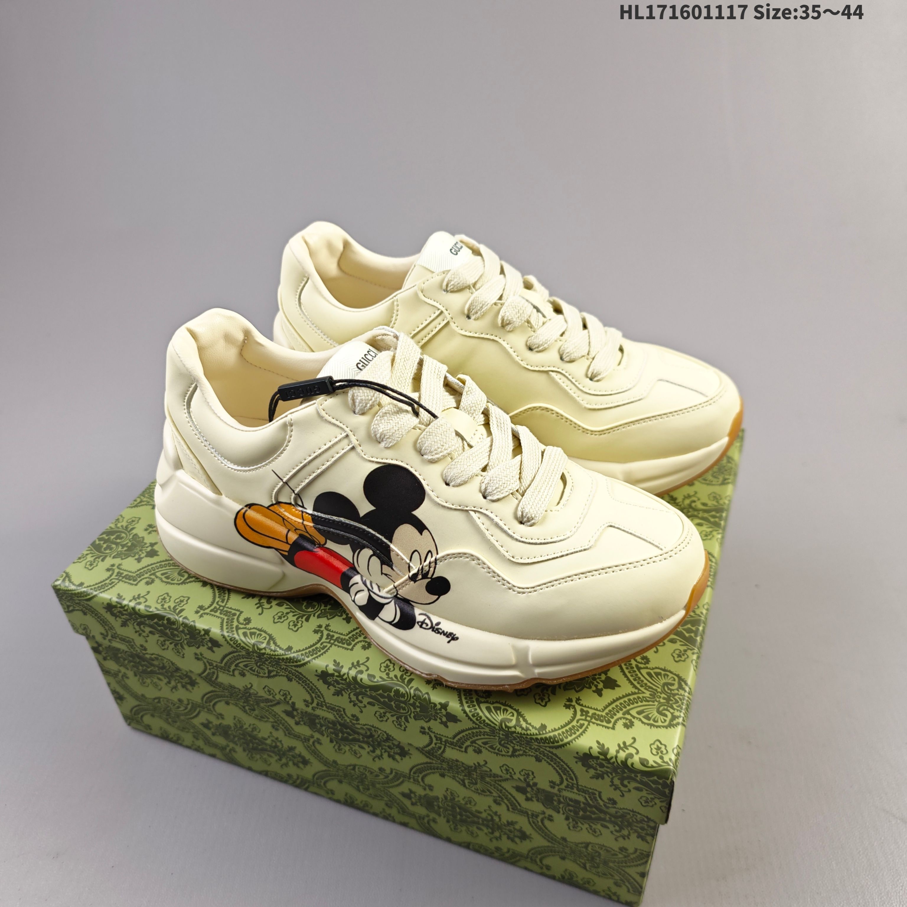 集合💰160
古驰老爹鞋来袭采用厚实鞋底和沉稳结构的设计,从80年代印花中汲取灵搭配的复古 Gucci Logo 以老爹鞋 Rhyton 的复古感,向悠长的时尚智慧致敬。古驰 Rhyton 系列运动鞋,以文艺复兴为灵感,融入当代青年文化的个性元素
ID:HL171601117 Size:35~44