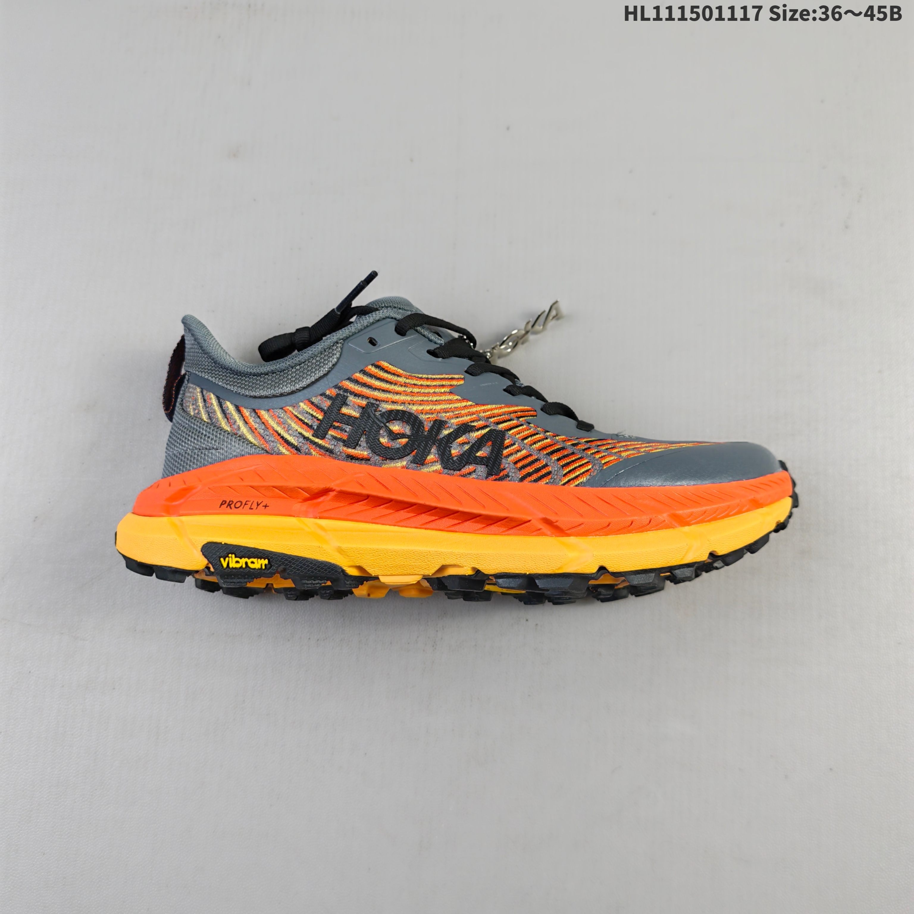 HOKA ONE ONE Mafate Speed 4 全新配色 创立于2009年,始终致力于为所有跑者提供更新、更好的跑步 装备.相比常规跑鞋,HOKA ONE ONE特别研发使用性能独特的几何形跑鞋中底,此鞋底更厚、更高、回弹性也更好,除了卓越的缓冲性能,它还能为各种阶段的跑者带来更具动感、更加稳定的跑步体验.HOKA ONE ONE从设计之初就清楚意识到,要保证跑者步幅的均匀一致,双脚自然而然的运动至关重要HL111501117 B