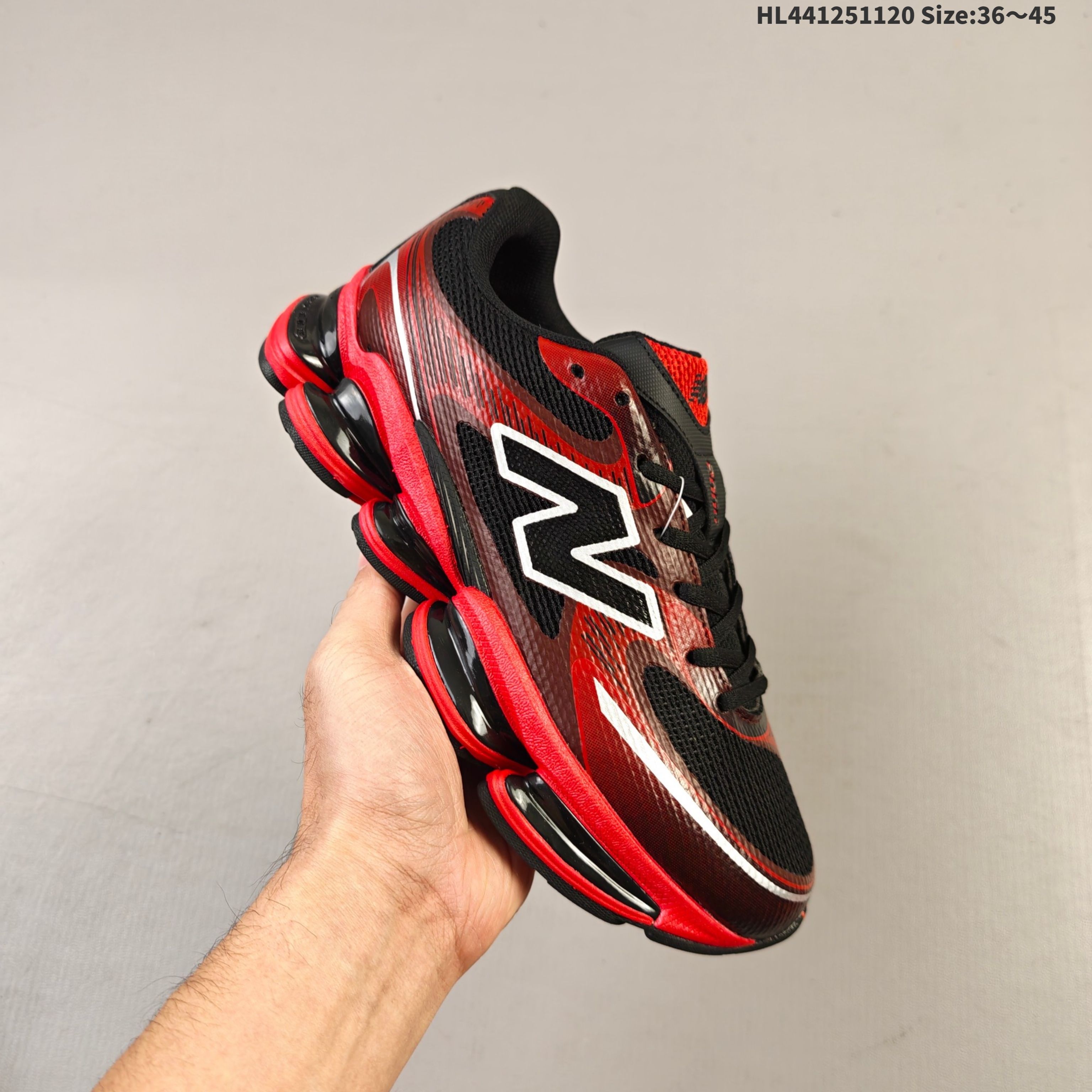 集合 New Balance 2000 NB2000 新百伦2000 纽巴伦2000 低帮 纯白色 男女同款 舒适百搭防滑耐磨低邦休闲跑步鞋 以其独特的设计和出色的舒适度备受青睐;这款鞋子采用轻盈透气的网面材质,确保双脚在穿着时保持干爽;鞋身搭配简约的线条设计,既时尚又不失低调;鞋面线条设计精巧,层次感十足,既融入了现代时尚元素,又保留了经典韵味.细节方面,鞋舌和鞋侧均印有New Balance的经典Logos,彰显品牌魅力.极具视觉冲击力的5根ABZORBL缓震科技更是一大亮点,以及无缝鞋面的设计,加上3M反光材质的装饰,能够高效吸收行走时产生的冲击力,即便长时间穿着也能保持舒适,真正做到了将时尚与功能性完美融合. 货号:U2000ETD 编码:HL441251120