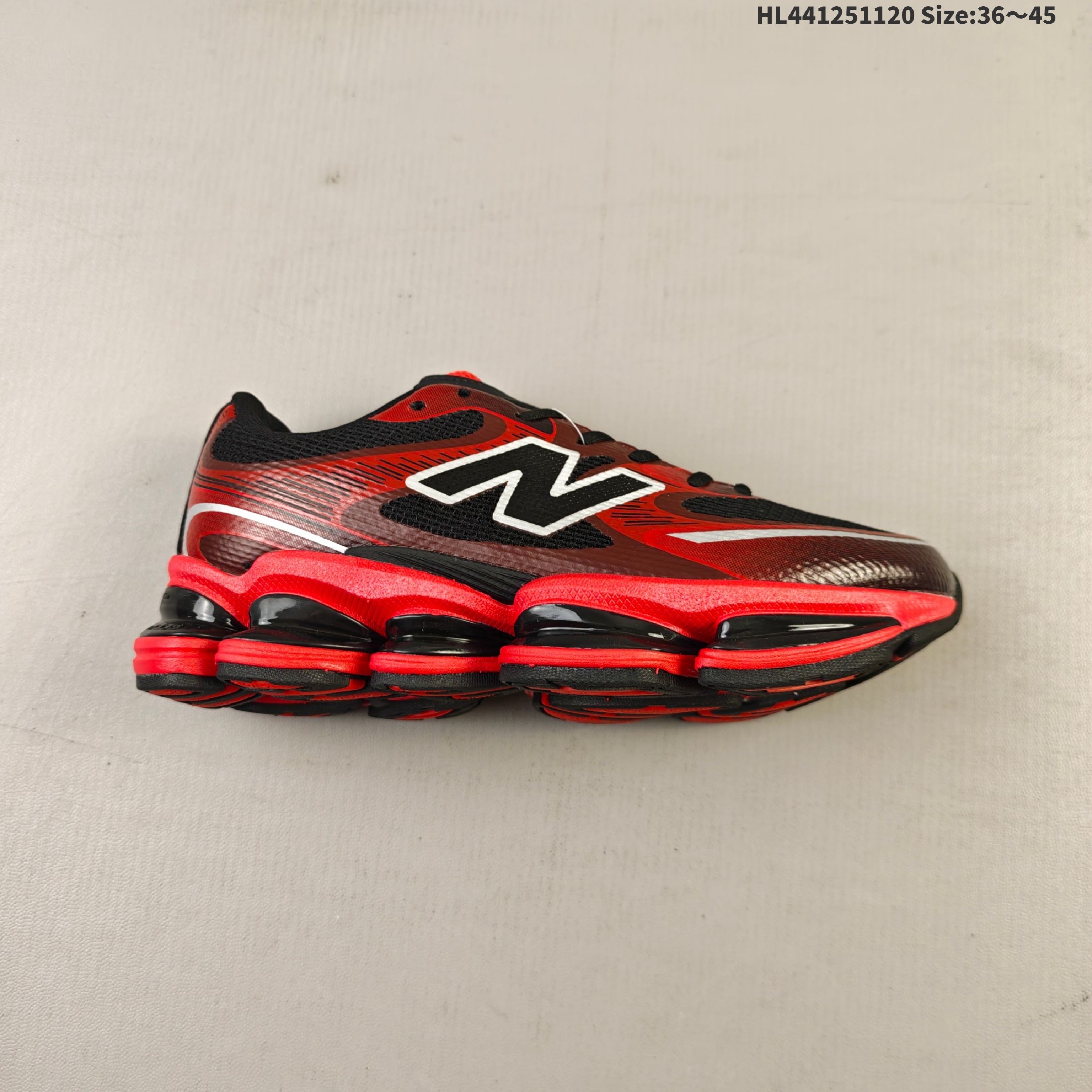 New Balance 2000 NB2000 新百伦2000 纽巴伦2000 低帮 纯白色 男女同款 舒适百搭防滑耐磨低邦休闲跑步鞋 以其独特的设计和出色的舒适度备受青睐;这款鞋子采用轻盈透气的网面材质,确保双脚在穿着时保持干爽;鞋身搭配简约的线条设计,既时尚又不失低调;鞋面线条设计精巧,层次感十足,既融入了现代时尚元素,又保留了经典韵味.细节方面,鞋舌和鞋侧均印有New Balance的经典Logos,彰显品牌魅力.极具视觉冲击力的5根ABZORBL缓震科技更是一大亮点,以及无缝鞋面的设计,加上3M反光材质的装饰,能够高效吸收行走时产生的冲击力,即便长时间穿着也能保持舒适,真正做到了将时尚与功能性完美融合. 货号:U2000ETD 编码:HL441251120