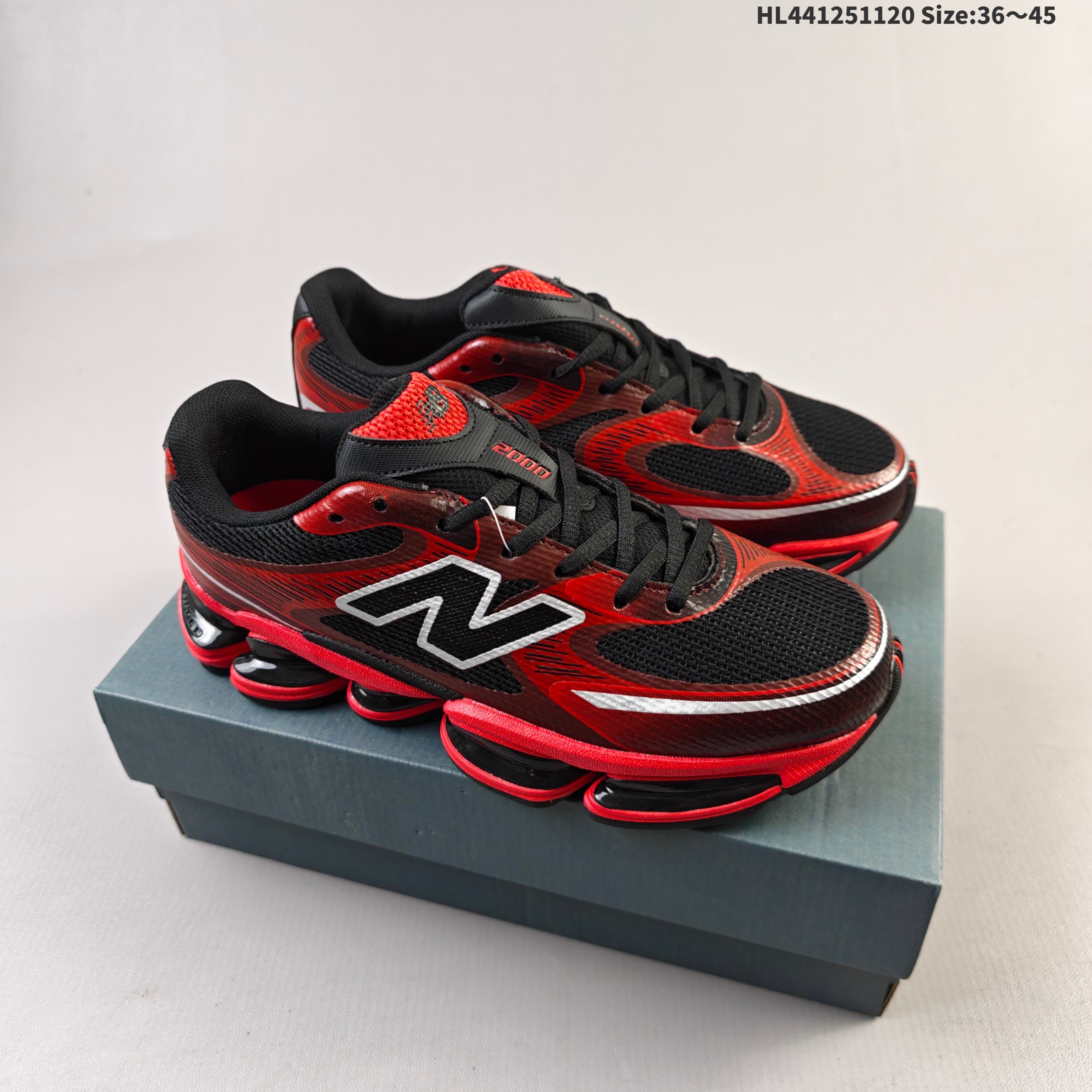 集合 New Balance 2000 NB2000 新百伦2000 纽巴伦2000 低帮 纯白色 男女同款 舒适百搭防滑耐磨低邦休闲跑步鞋 以其独特的设计和出色的舒适度备受青睐;这款鞋子采用轻盈透气的网面材质,确保双脚在穿着时保持干爽;鞋身搭配简约的线条设计,既时尚又不失低调;鞋面线条设计精巧,层次感十足,既融入了现代时尚元素,又保留了经典韵味.细节方面,鞋舌和鞋侧均印有New Balance的经典Logos,彰显品牌魅力.极具视觉冲击力的5根ABZORBL缓震科技更是一大亮点,以及无缝鞋面的设计,加上3M反光材质的装饰,能够高效吸收行走时产生的冲击力,即便长时间穿着也能保持舒适,真正做到了将时尚与功能性完美融合. 货号:U2000ETD 编码:HL441251120