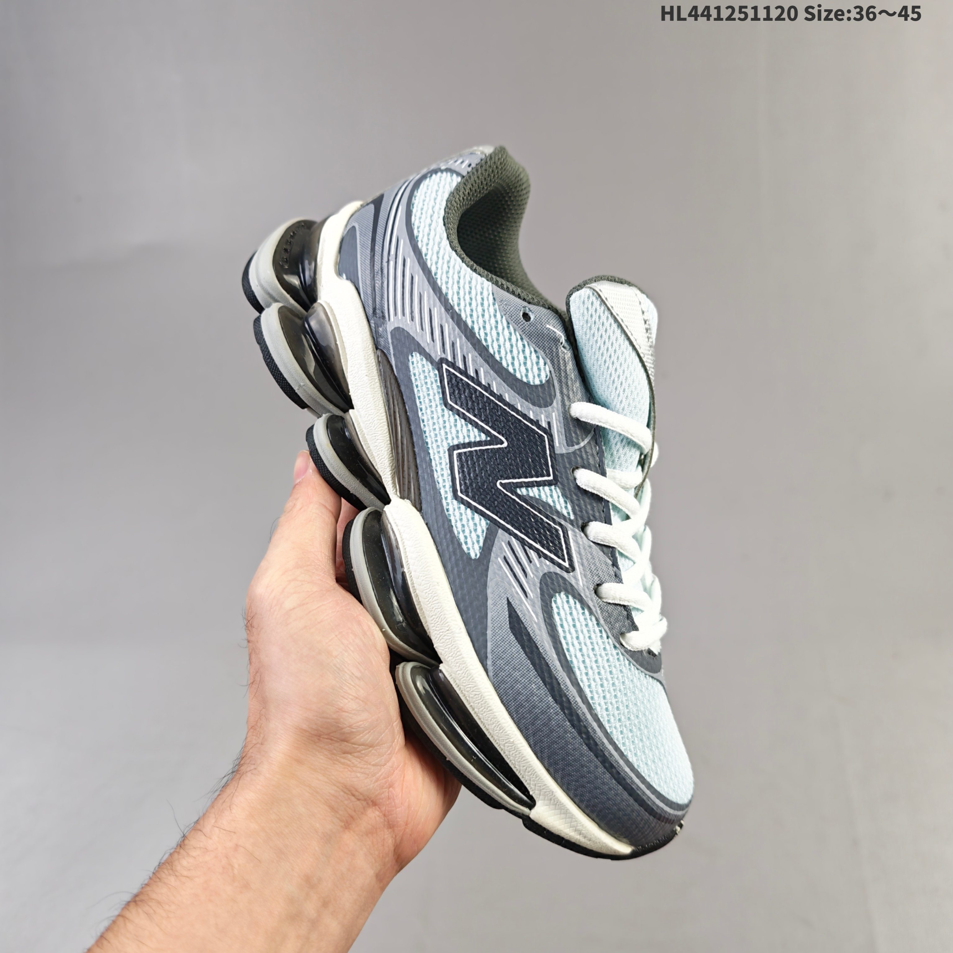 集合 New Balance 2000 NB2000 新百伦2000 纽巴伦2000 低帮 纯白色 男女同款 舒适百搭防滑耐磨低邦休闲跑步鞋 以其独特的设计和出色的舒适度备受青睐;这款鞋子采用轻盈透气的网面材质,确保双脚在穿着时保持干爽;鞋身搭配简约的线条设计,既时尚又不失低调;鞋面线条设计精巧,层次感十足,既融入了现代时尚元素,又保留了经典韵味.细节方面,鞋舌和鞋侧均印有New Balance的经典Logos,彰显品牌魅力.极具视觉冲击力的5根ABZORBL缓震科技更是一大亮点,以及无缝鞋面的设计,加上3M反光材质的装饰,能够高效吸收行走时产生的冲击力,即便长时间穿着也能保持舒适,真正做到了将时尚与功能性完美融合. 货号:U2000ETD 编码:HL441251120
