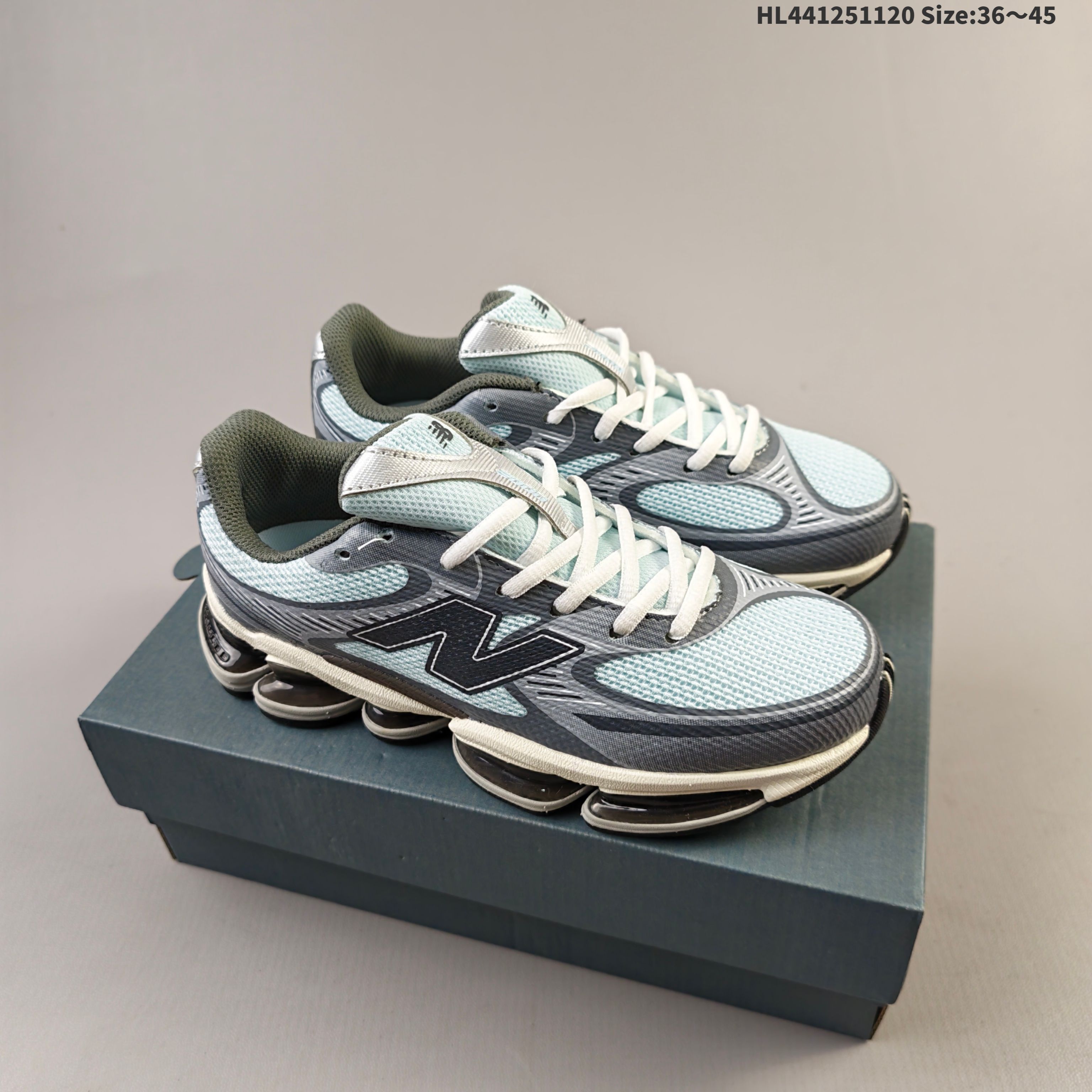 集合 New Balance 2000 NB2000 新百伦2000 纽巴伦2000 低帮 纯白色 男女同款 舒适百搭防滑耐磨低邦休闲跑步鞋 以其独特的设计和出色的舒适度备受青睐;这款鞋子采用轻盈透气的网面材质,确保双脚在穿着时保持干爽;鞋身搭配简约的线条设计,既时尚又不失低调;鞋面线条设计精巧,层次感十足,既融入了现代时尚元素,又保留了经典韵味.细节方面,鞋舌和鞋侧均印有New Balance的经典Logos,彰显品牌魅力.极具视觉冲击力的5根ABZORBL缓震科技更是一大亮点,以及无缝鞋面的设计,加上3M反光材质的装饰,能够高效吸收行走时产生的冲击力,即便长时间穿着也能保持舒适,真正做到了将时尚与功能性完美融合. 货号:U2000ETD 编码:HL441251120