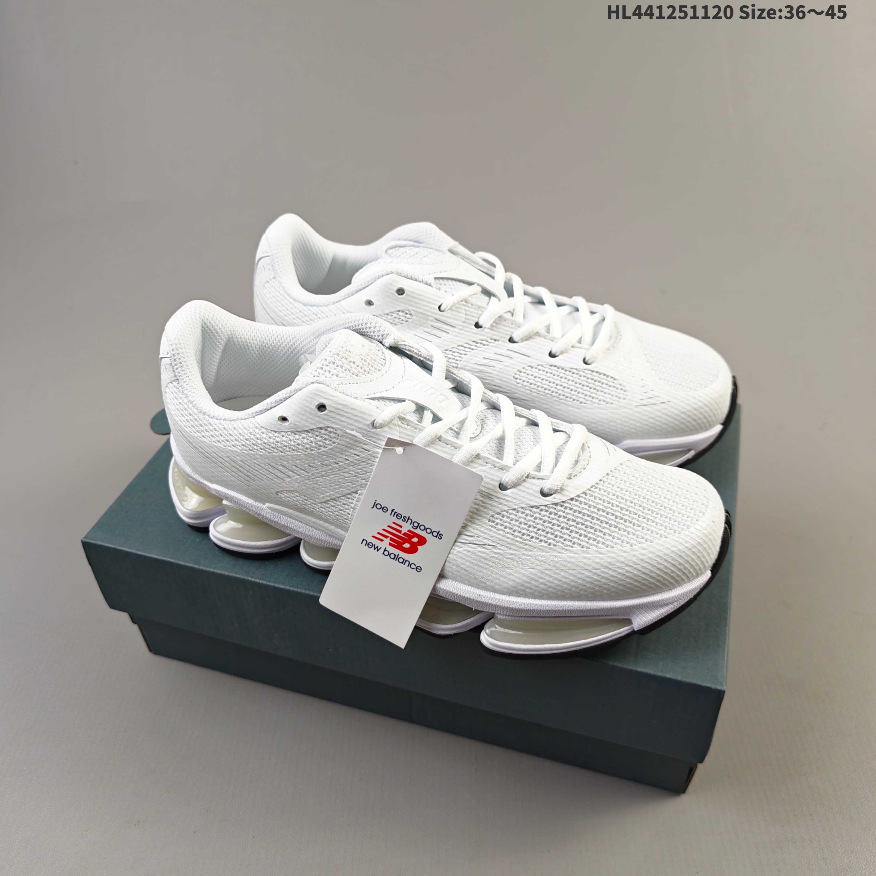 集合 New Balance 2000 NB2000 新百伦2000 纽巴伦2000 低帮 纯白色 男女同款 舒适百搭防滑耐磨低邦休闲跑步鞋 以其独特的设计和出色的舒适度备受青睐;这款鞋子采用轻盈透气的网面材质,确保双脚在穿着时保持干爽;鞋身搭配简约的线条设计,既时尚又不失低调;鞋面线条设计精巧,层次感十足,既融入了现代时尚元素,又保留了经典韵味.细节方面,鞋舌和鞋侧均印有New Balance的经典Logos,彰显品牌魅力.极具视觉冲击力的5根ABZORBL缓震科技更是一大亮点,以及无缝鞋面的设计,加上3M反光材质的装饰,能够高效吸收行走时产生的冲击力,即便长时间穿着也能保持舒适,真正做到了将时尚与功能性完美融合. 货号:U2000ETD 编码:HL441251120