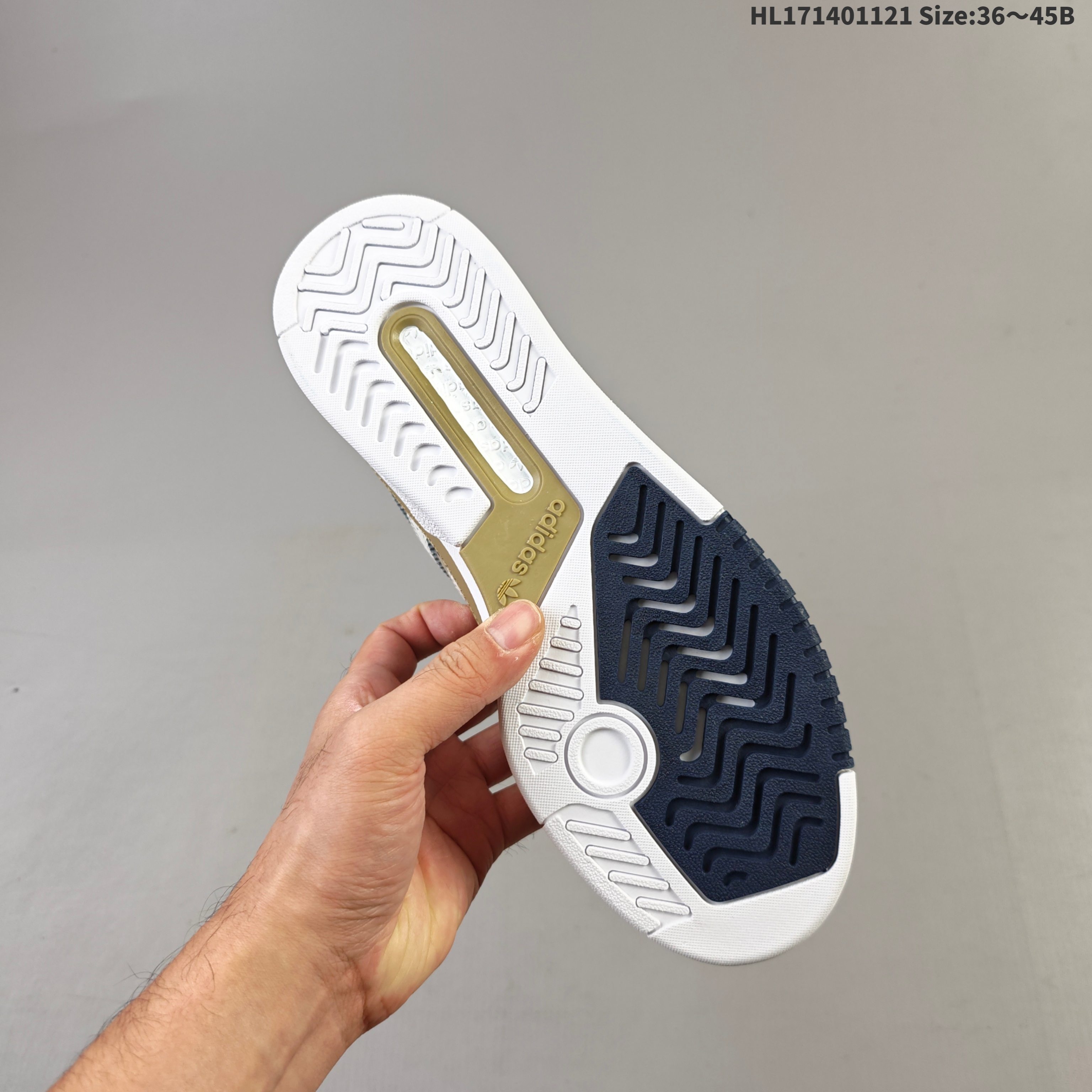 💰140
✅阿迪达斯 Adidas Torsion Response Tennis LO 响应CL系列老爹风复古透气缓震休闲运动慢跑鞋 白黑银海军蓝
整双鞋采用大面积的白色色为主调 搭配白色的中底和鞋带 以及海军蓝色的三条扛 Logo 视觉效果十分耐看 后掌搭载的 pro-moderotor 科技和Formotion 科技保证了缓震性和舒适性
原楦开发版型
货号 GZ1131
ID:HL171401121 Size:36~45B