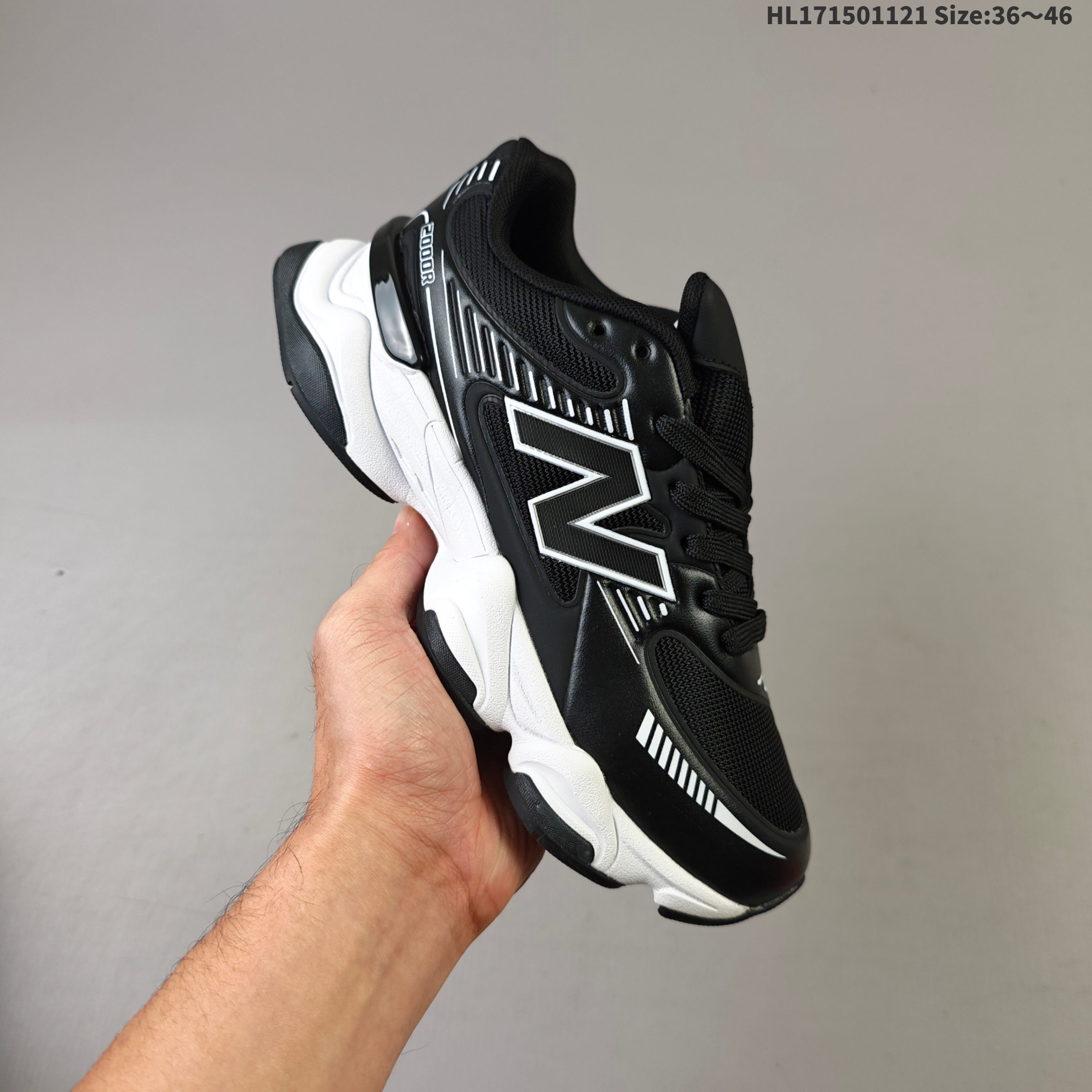 集合一 New Balance 新鞋型!新百伦NEW BALANCE NB2000系列复古潮流网眼透气跑鞋2000年代风格轻便耐磨厚底增高 气垫缓震运动老爹鞋,这双New Balance 2000 依然是融合了新旧元素的跑鞋造型,命名为 2000,或许是它的设计理念有着 Y2K 的血统.最大的亮点,在于这双鞋的中底.中底造型太抓眼球了,五个 ABZORB 单元!带来极具辨识度和冲击力的视觉效果,让这双鞋在外观和脚感方面都颇具吸引力.鞋面会比以往 New Balance 更扁平化,配合夸张的中底,看上去很有未来感.并且鞋头的线条看上去十分流畅,对于 New Balance 粉丝来说,一定会觉得很新颖. 货号:U20008LL ID:HL171501121