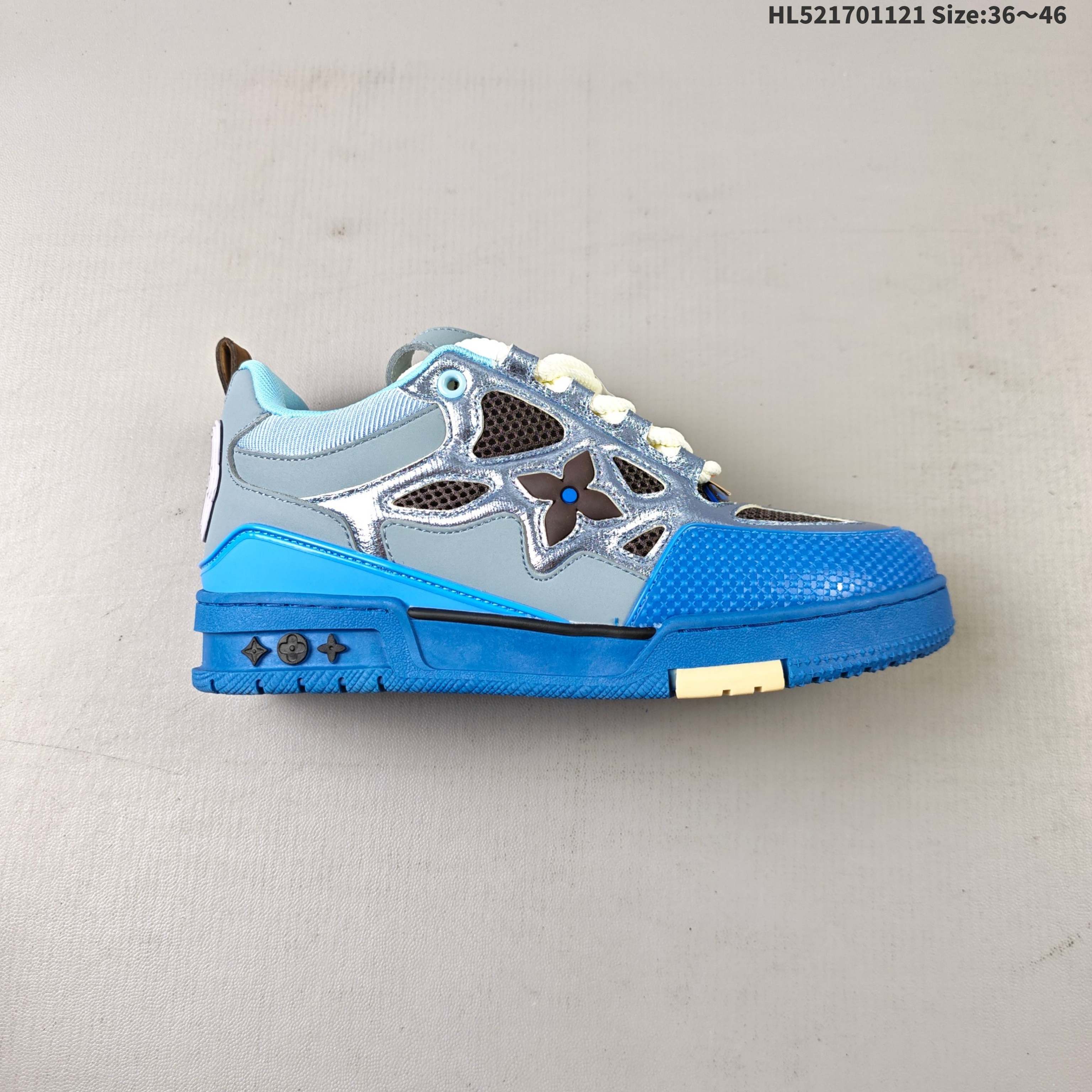 💰170
【公司级】路易威登 Louis Vuitton LV路易威登板鞋 时尚运动鞋潮厚底增高男女鞋。舒适防滑底和百搭性霸屏整个时尚娱乐圈，细节调整完美主义！采用柔软帆布皮革拼接鞋面，独家开模大底， 侧边采用3D打印标志性Logo 尽显贵族时尚气息，配带正品全套包装。全新LV路易威登Louis vuitton Trainer Sneaker Low 休闲运动文化百搭板鞋。
编码：HL521701121 Size:36～46