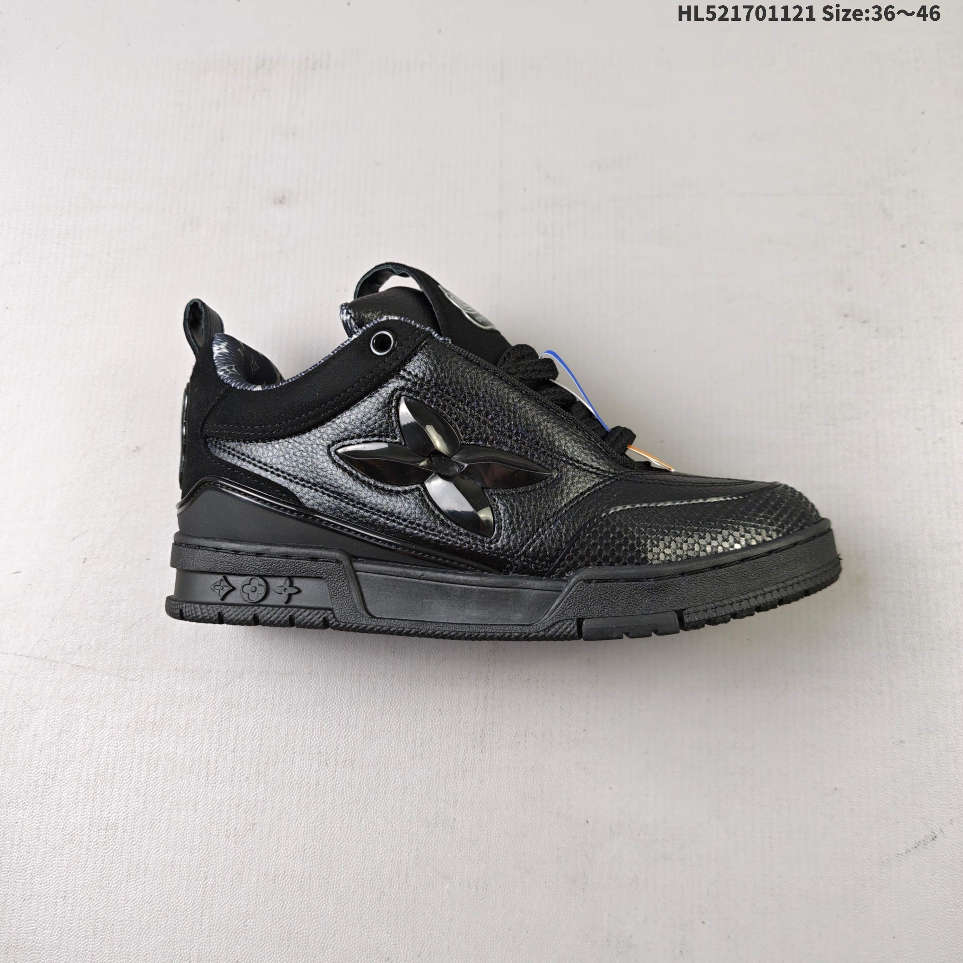 💰170
【公司级】路易威登 Louis Vuitton LV路易威登板鞋 时尚运动鞋潮厚底增高男女鞋。舒适防滑底和百搭性霸屏整个时尚娱乐圈，细节调整完美主义！采用柔软帆布皮革拼接鞋面，独家开模大底， 侧边采用3D打印标志性Logo 尽显贵族时尚气息，配带正品全套包装。全新LV路易威登Louis vuitton Trainer Sneaker Low 休闲运动文化百搭板鞋。
编码：HL521701121 Size:36～46