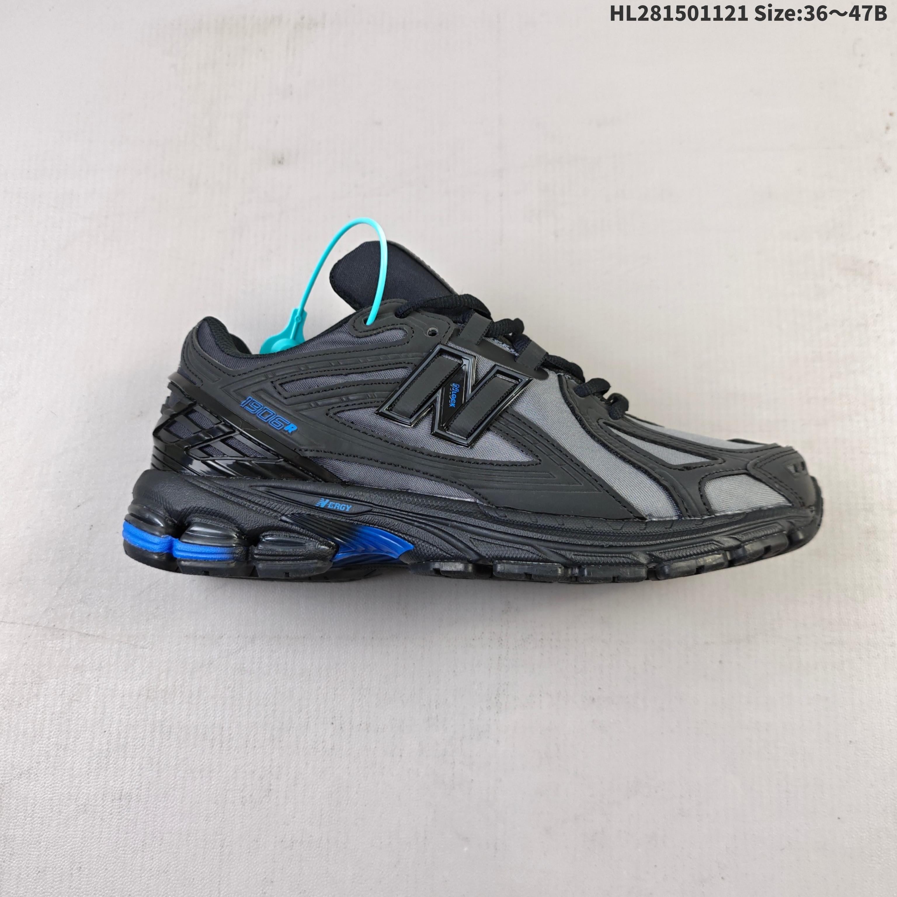 💰150
New Balance M1906R 复古单品
近两年来,要说人气最高的球鞋品牌相信 New Balance 一定是其中之一。无论是重磅联名,还是亮眼配色,都有着超高的人气,市价也一度居高不下。全新的 New Balance 1906R 实力上线。整体视觉效果饱含科技感。鞋身以大面积网眼材质包裹,搭配上皮革补强,既保证了透气性,又有着不错的质感。搭载这 N-ERGY 缓震科技和厚实的 Ortholite 鞋垫,保证了 New Balance 一如既往的舒适
货号:U1906RGTHL281501121