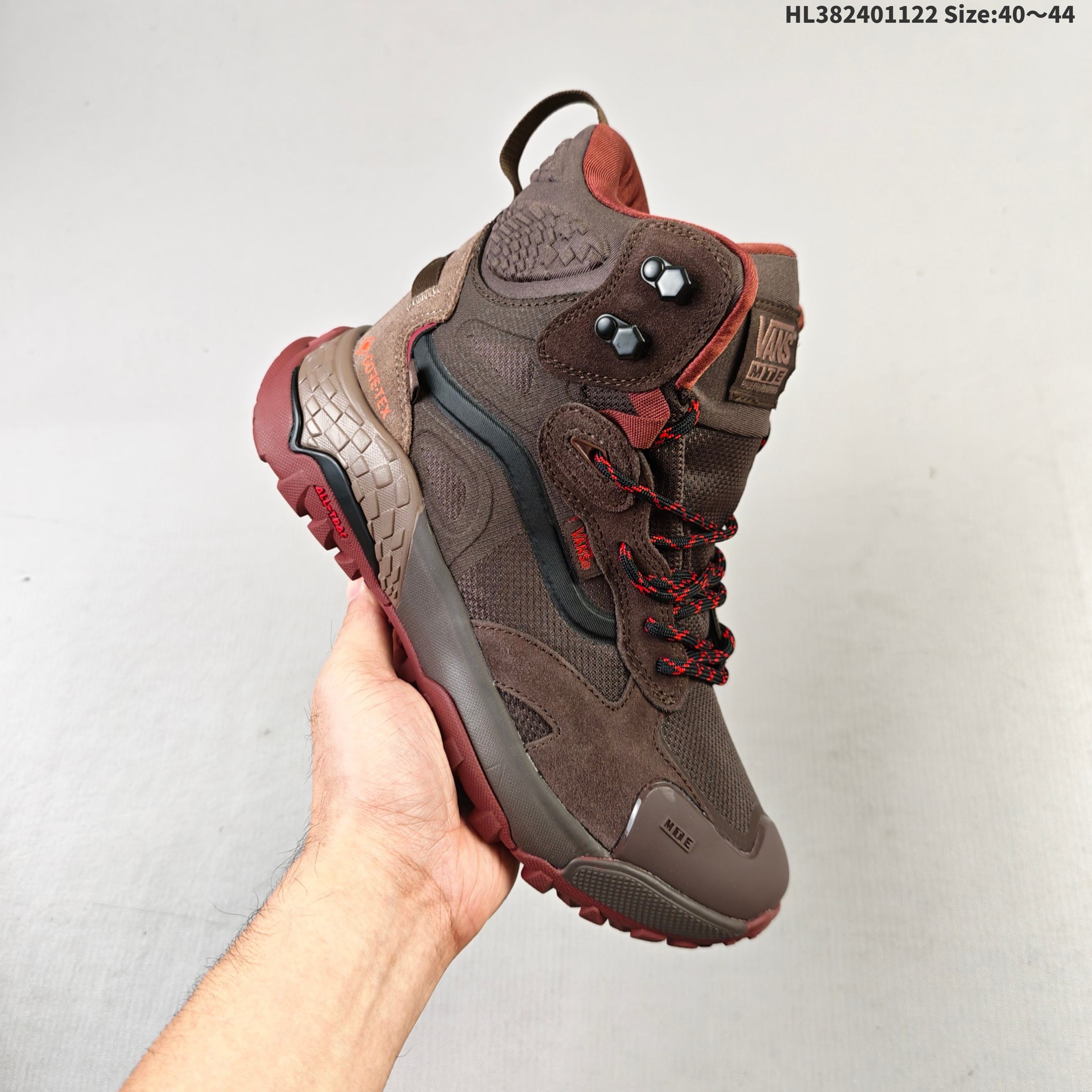 集合💰240
万斯Vans MTE Crestline ADV Gore-Tex黑色
配备UltraCush™鞋垫或中底,提供良好的缓震效果,减轻行走或运动时脚部的压力,长时间穿着也能保持舒适。外底采用橡胶材质,带有独特的纹路设计,能在不同地形提供可靠的抓地力和稳定性
货号:VN000CVPBKAHL382401122 Size:40~44