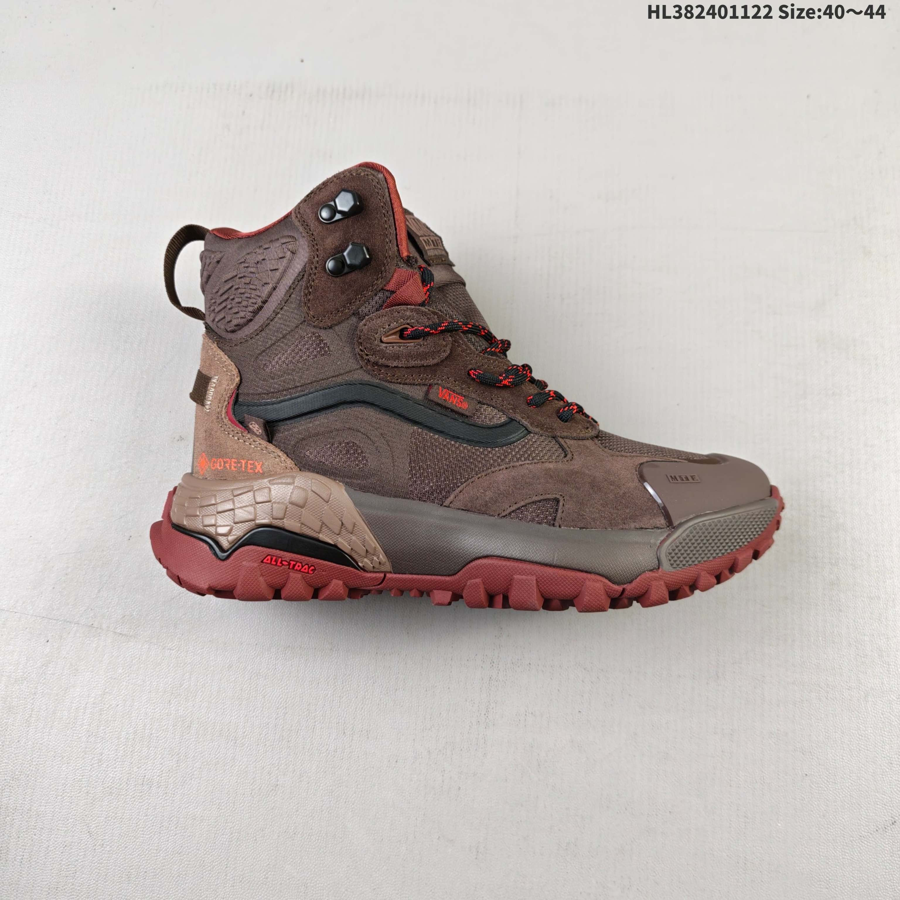 💰240 
万斯Vans MTE Crestline ADV Gore-Tex黑色
配备UltraCush™鞋垫￼或中底，提供良好的缓震效果，减轻行走或运动时脚部的压力，长时间穿着也能保持舒适。外底采用橡胶材质，带有独特的纹路设计，能在不同地形提供可靠的抓地力和稳定性
货号：VN000CVPBKAHL382401122 Size:40～44