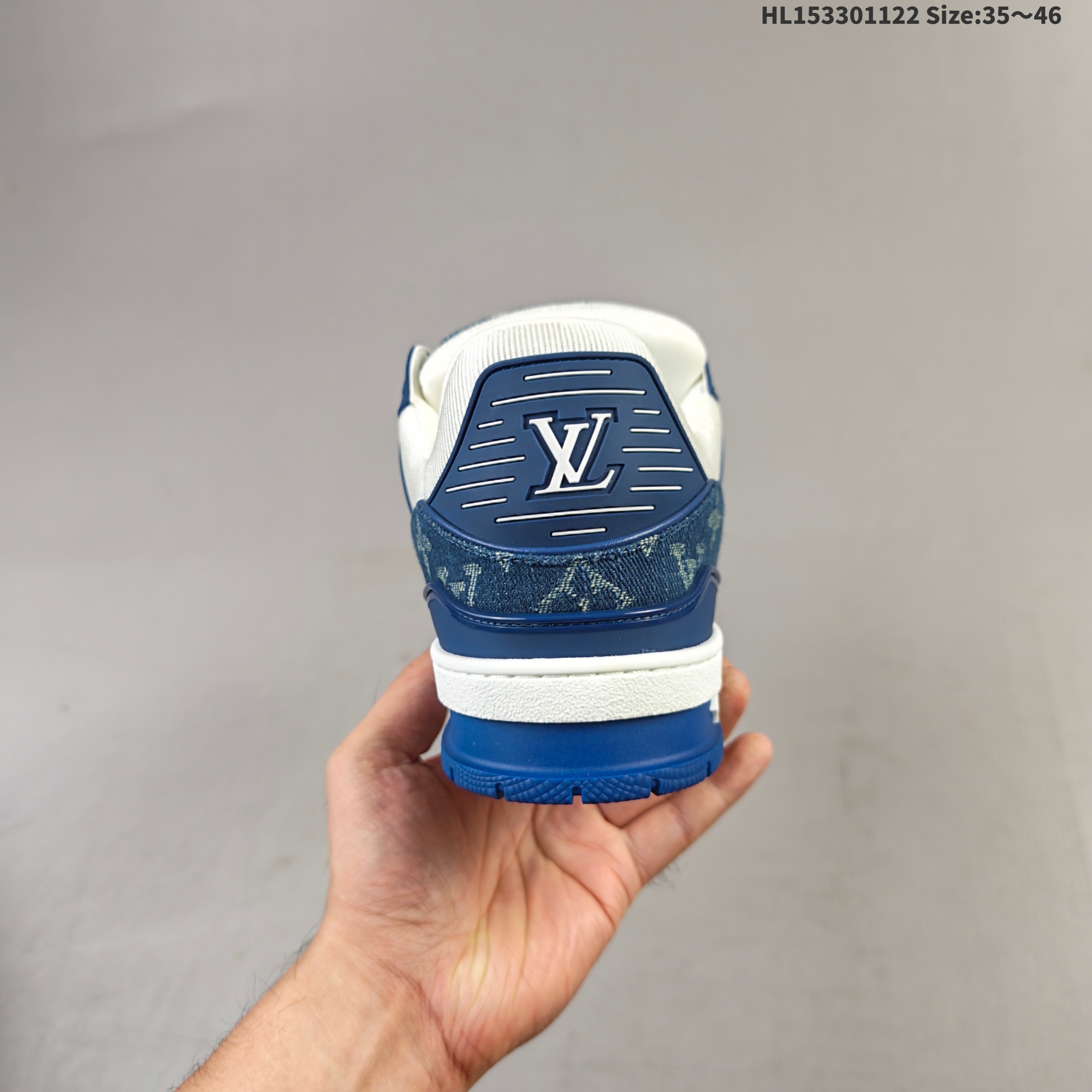 【天花板/Goat版】 本地市场最强版 没有之一的存在💪🏻 Louis Vuitton LV Trainer 系列全新版上架 手里有正品的可以对比下🆚懂货的看细节 ️ 此版品质是市场从未达到的新高度! 整体版型 皮料 牛仔布的色差 压花纹路清晰度 后跟版型等等 都可以自行对比[机智]吊打市场所有货,怒甩十条街的那种,直接来正品对比图🆚,欢迎拿市场各大工厂的货来对比!HL153301122