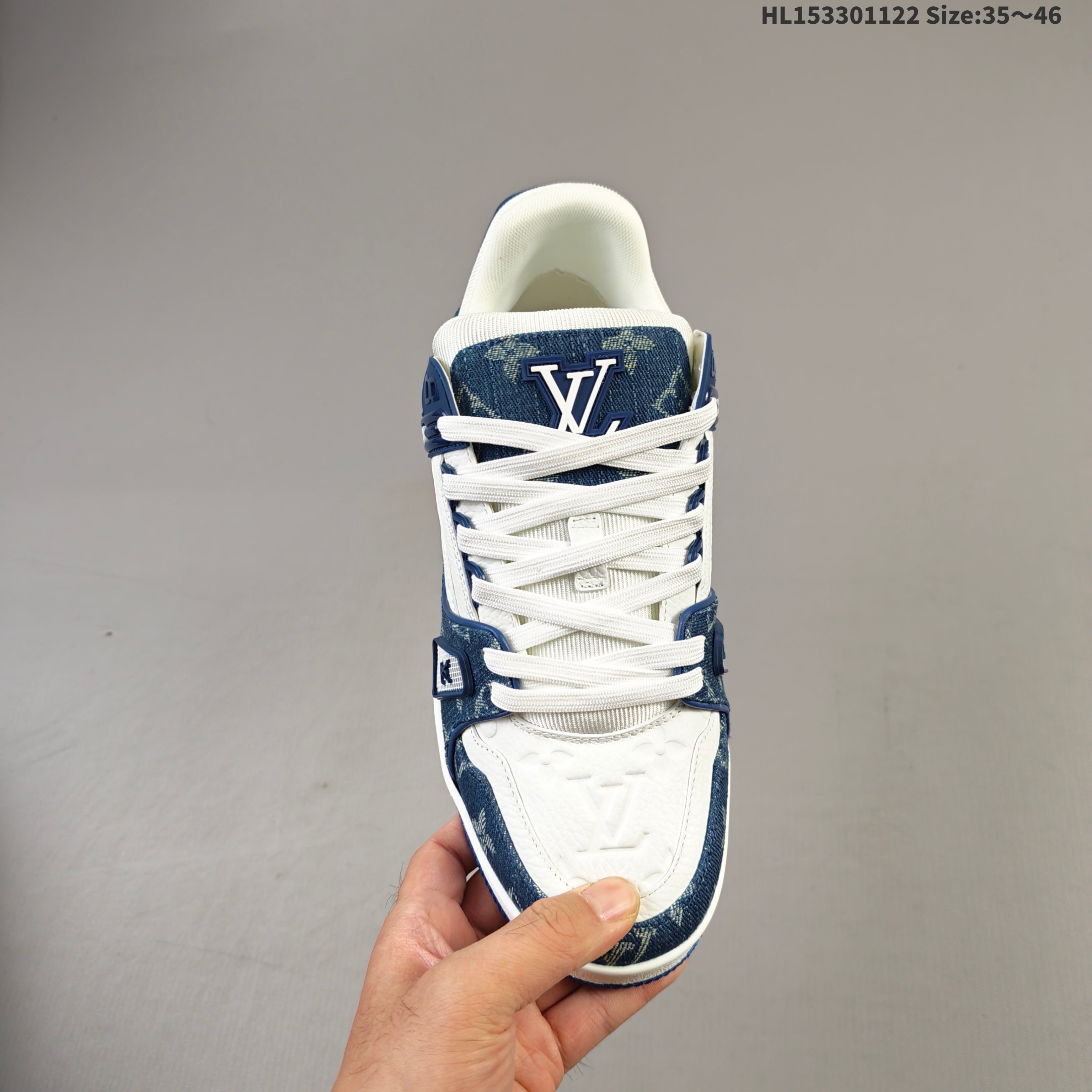 💰330 【天花板/Goat版】 本地市场最强版 没有之一的存在💪🏻 Louis Vuitton LV Trainer 系列全新版上架 手里有正品的可以对比下🆚懂货的看细节‼️ 此版品质是市场从未达到的新高度！ 整体版型 皮料 牛仔布的色差 压花纹路清晰度 后跟版型等等 都可以自行对比[机智]吊打市场所有货，怒甩十条街的那种，直接来正品对比图🆚，欢迎拿市场各大工厂的货来对比！HL153301122