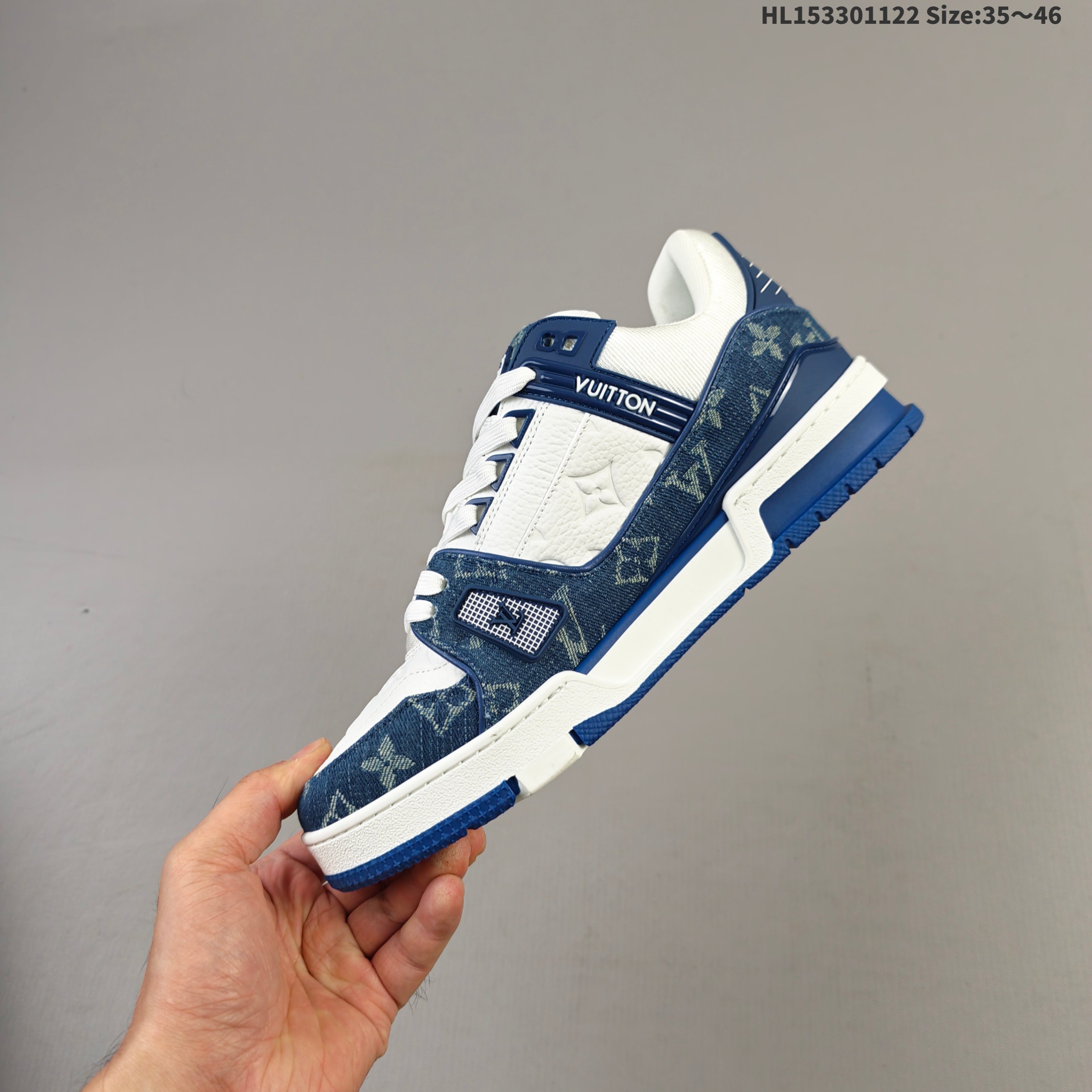 💰330 【天花板/Goat版】 本地市场最强版 没有之一的存在💪🏻 Louis Vuitton LV Trainer 系列全新版上架 手里有正品的可以对比下🆚懂货的看细节‼️ 此版品质是市场从未达到的新高度！ 整体版型 皮料 牛仔布的色差 压花纹路清晰度 后跟版型等等 都可以自行对比[机智]吊打市场所有货，怒甩十条街的那种，直接来正品对比图🆚，欢迎拿市场各大工厂的货来对比！HL153301122