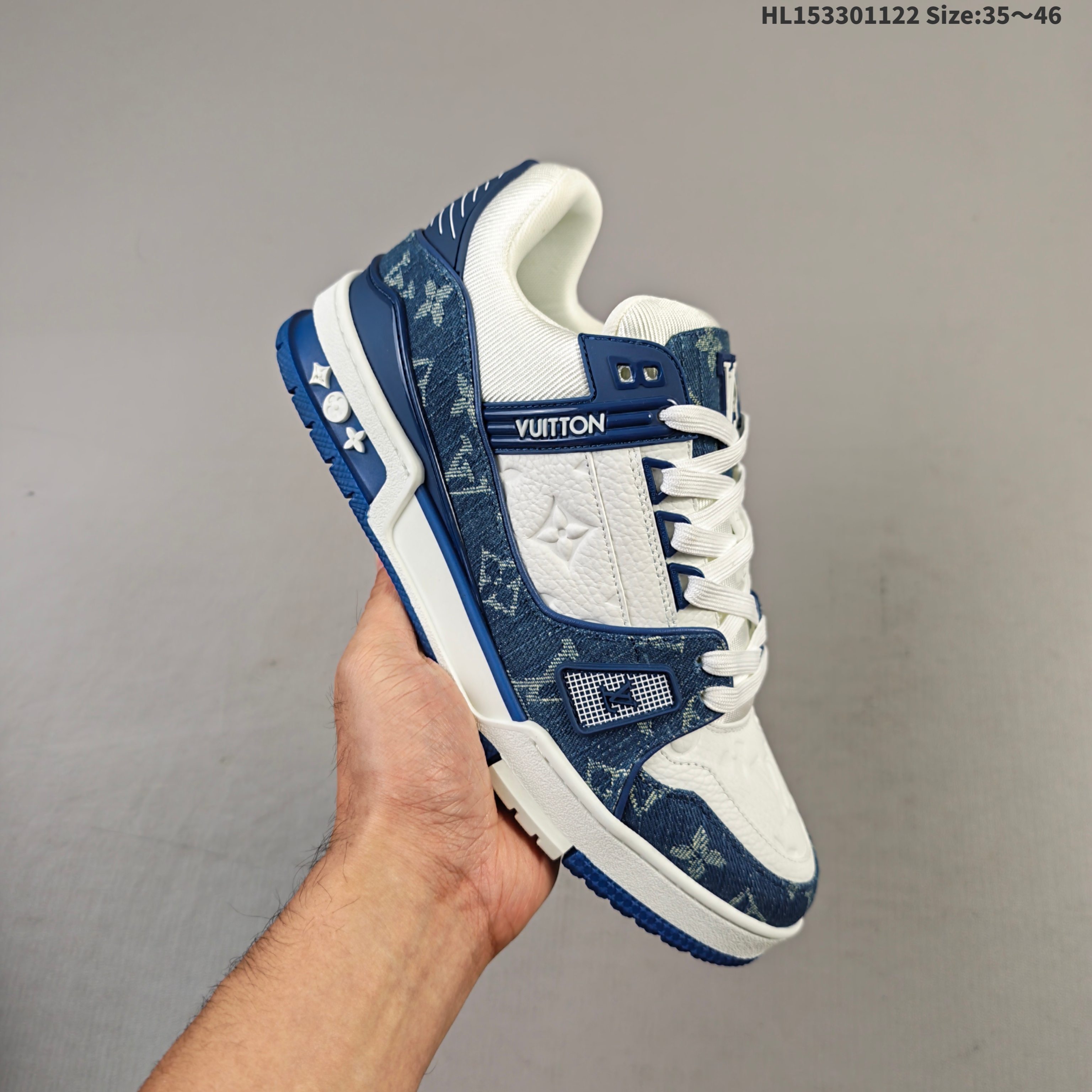 💰330 【天花板/Goat版】 本地市场最强版 没有之一的存在💪🏻 Louis Vuitton LV Trainer 系列全新版上架 手里有正品的可以对比下🆚懂货的看细节‼️ 此版品质是市场从未达到的新高度！ 整体版型 皮料 牛仔布的色差 压花纹路清晰度 后跟版型等等 都可以自行对比[机智]吊打市场所有货，怒甩十条街的那种，直接来正品对比图🆚，欢迎拿市场各大工厂的货来对比！HL153301122