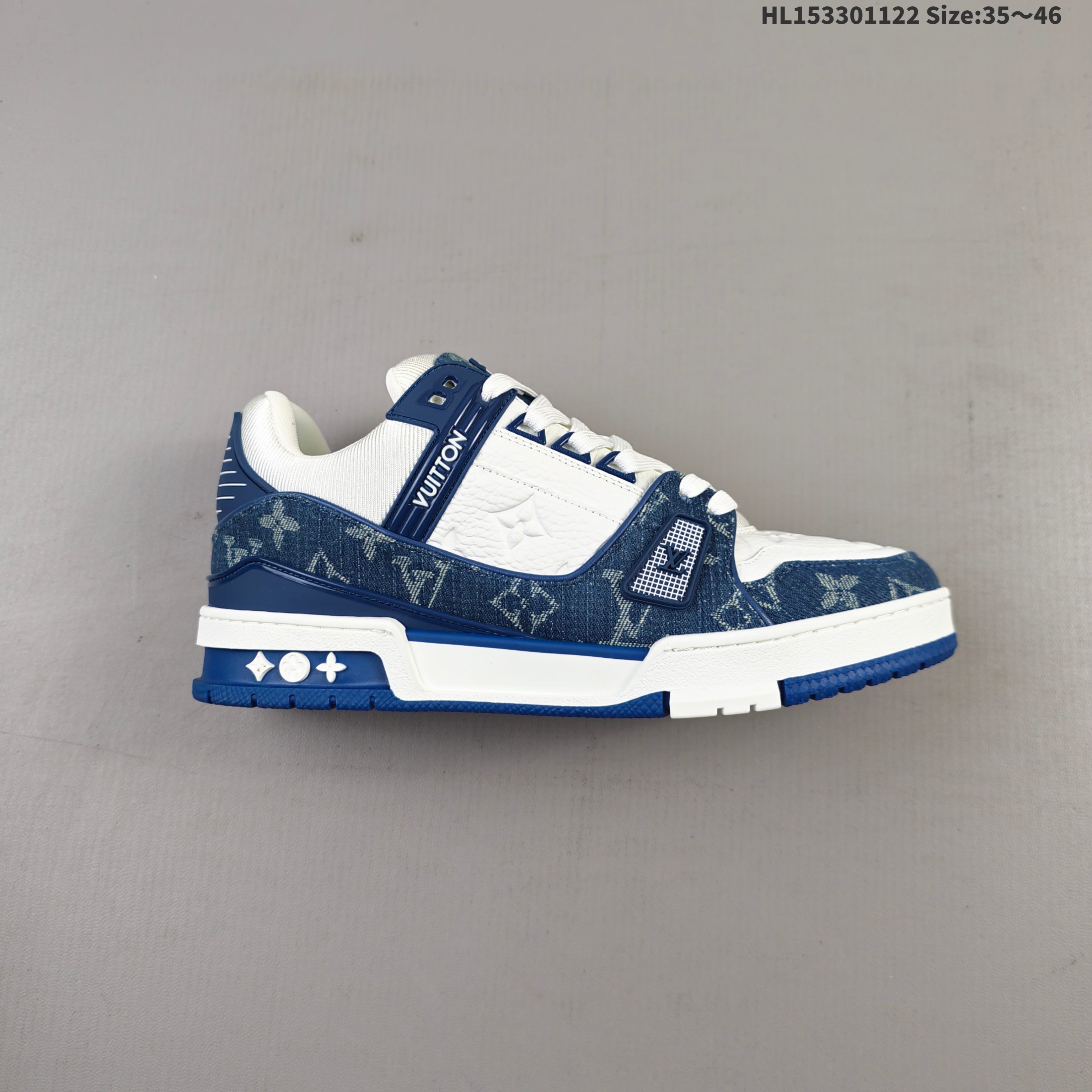 💰330 【天花板/Goat版】 本地市场最强版 没有之一的存在💪🏻 Louis Vuitton LV Trainer 系列全新版上架 手里有正品的可以对比下🆚懂货的看细节‼️ 此版品质是市场从未达到的新高度！ 整体版型 皮料 牛仔布的色差 压花纹路清晰度 后跟版型等等 都可以自行对比[机智]吊打市场所有货，怒甩十条街的那种，直接来正品对比图🆚，欢迎拿市场各大工厂的货来对比！HL153301122