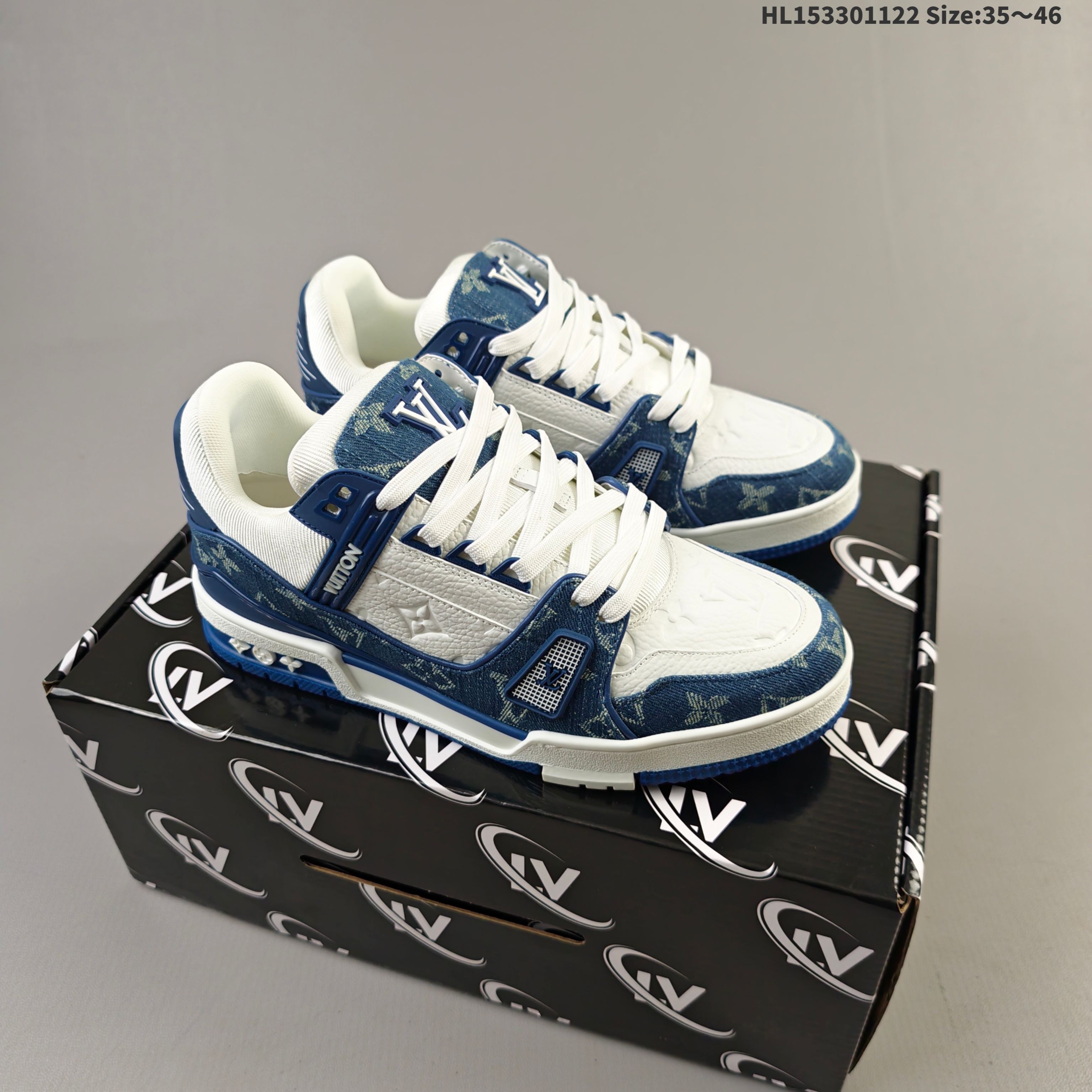 集合 【天花板/Goat版】 本地市场最强版 没有之一的存在💪🏻 Louis Vuitton LV Trainer 系列全新版上架 手里有正品的可以对比下🆚懂货的看细节 ️ 此版品质是市场从未达到的新高度! 整体版型 皮料 牛仔布的色差 压花纹路清晰度 后跟版型等等 都可以自行对比[机智]吊打市场所有货,怒甩十条街的那种,直接来正品对比图🆚,欢迎拿市场各大工厂的货来对比!HL153301122