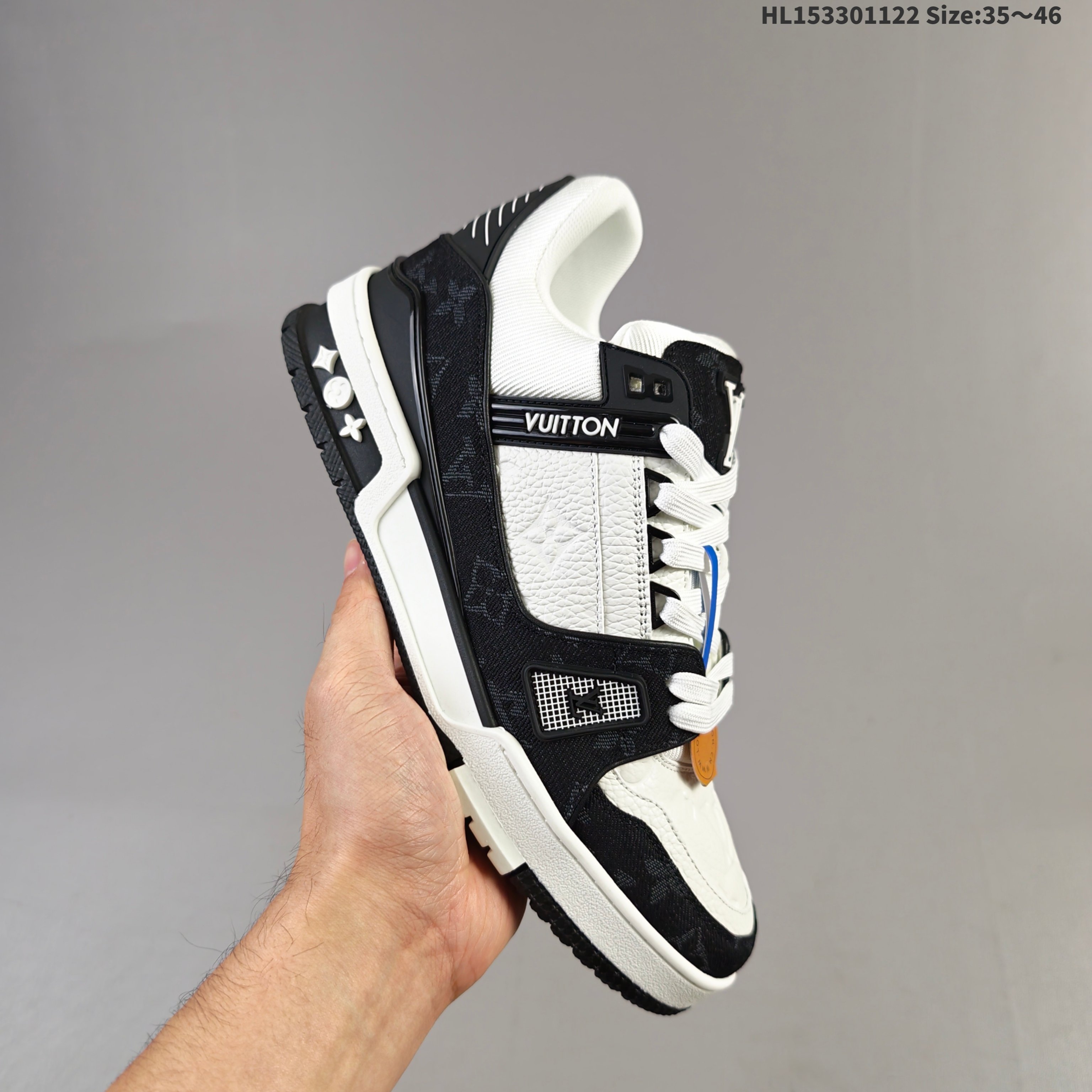 集合 【天花板/Goat版】 本地市场最强版 没有之一的存在💪🏻 Louis Vuitton LV Trainer 系列全新版上架 手里有正品的可以对比下🆚懂货的看细节 ️ 此版品质是市场从未达到的新高度! 整体版型 皮料 牛仔布的色差 压花纹路清晰度 后跟版型等等 都可以自行对比[机智]吊打市场所有货,怒甩十条街的那种,直接来正品对比图🆚,欢迎拿市场各大工厂的货来对比!HL153301122