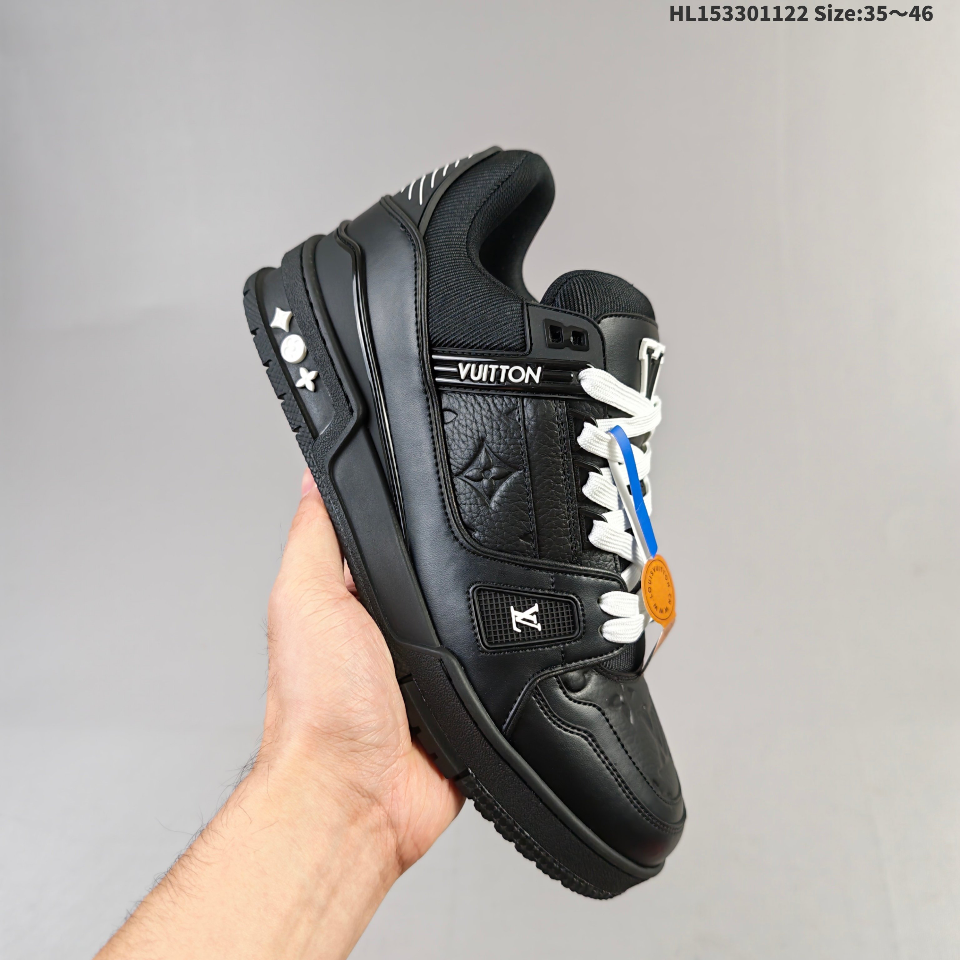 集合 【天花板/Goat版】 本地市场最强版 没有之一的存在💪🏻 Louis Vuitton LV Trainer 系列全新版上架 手里有正品的可以对比下🆚懂货的看细节 ️ 此版品质是市场从未达到的新高度! 整体版型 皮料 牛仔布的色差 压花纹路清晰度 后跟版型等等 都可以自行对比[机智]吊打市场所有货,怒甩十条街的那种,直接来正品对比图🆚,欢迎拿市场各大工厂的货来对比!HL153301122