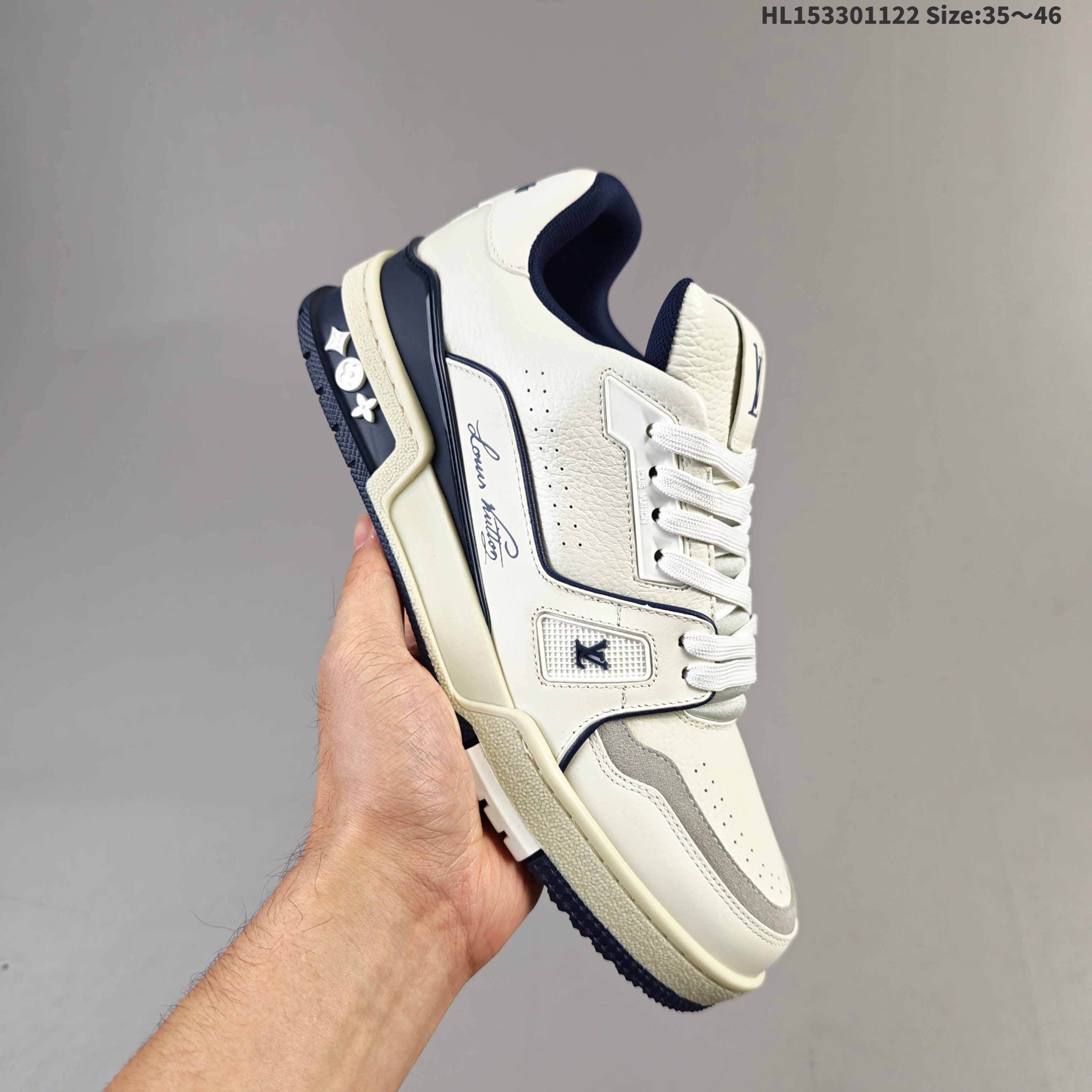 集合 【天花板/Goat版】 本地市场最强版 没有之一的存在💪🏻 Louis Vuitton LV Trainer 系列全新版上架 手里有正品的可以对比下🆚懂货的看细节 ️ 此版品质是市场从未达到的新高度! 整体版型 皮料 牛仔布的色差 压花纹路清晰度 后跟版型等等 都可以自行对比[机智]吊打市场所有货,怒甩十条街的那种,直接来正品对比图🆚,欢迎拿市场各大工厂的货来对比!HL153301122